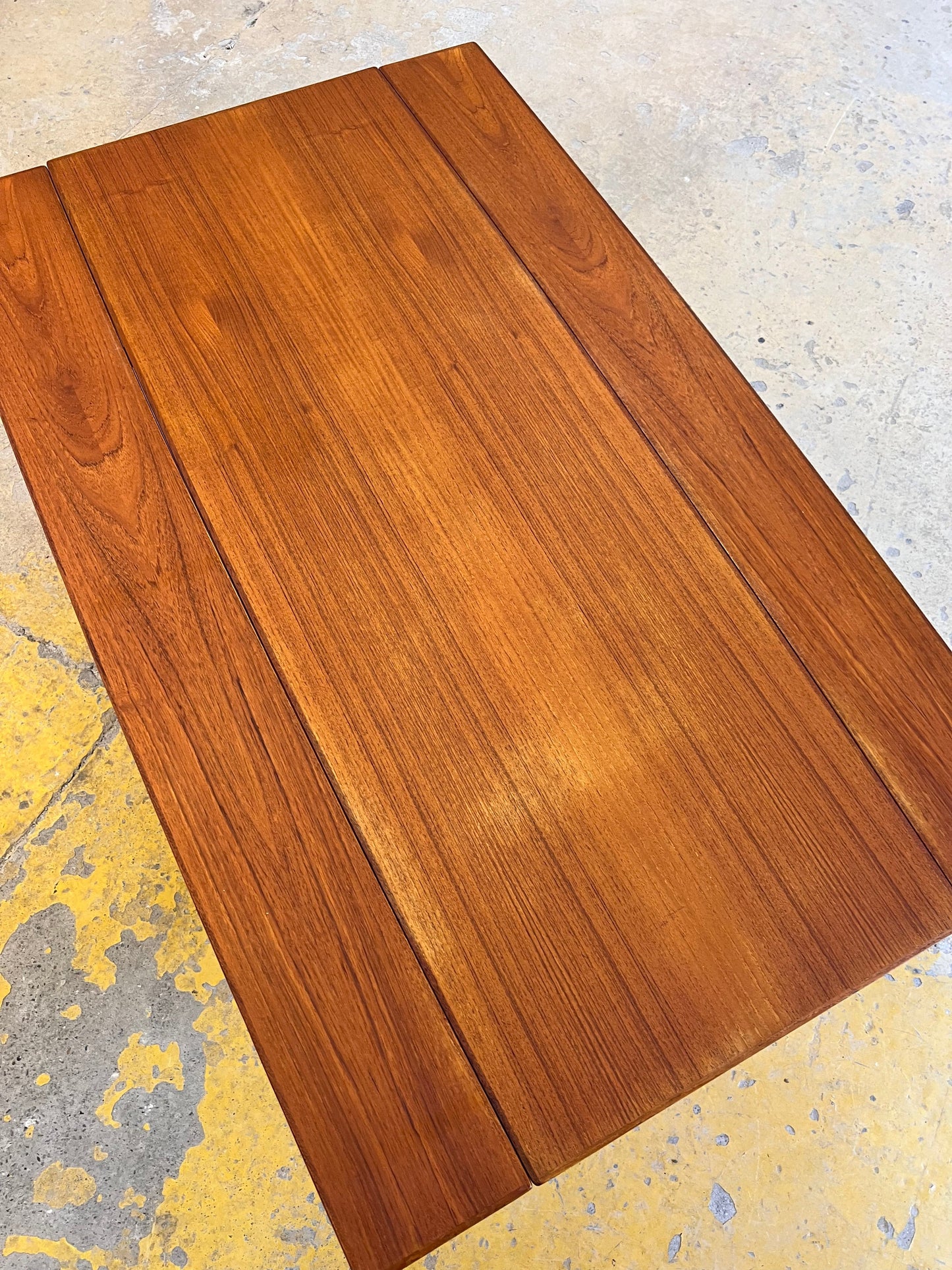 Vintage Couchtisch Teak mit Ablage, ausziehbar, dänisch