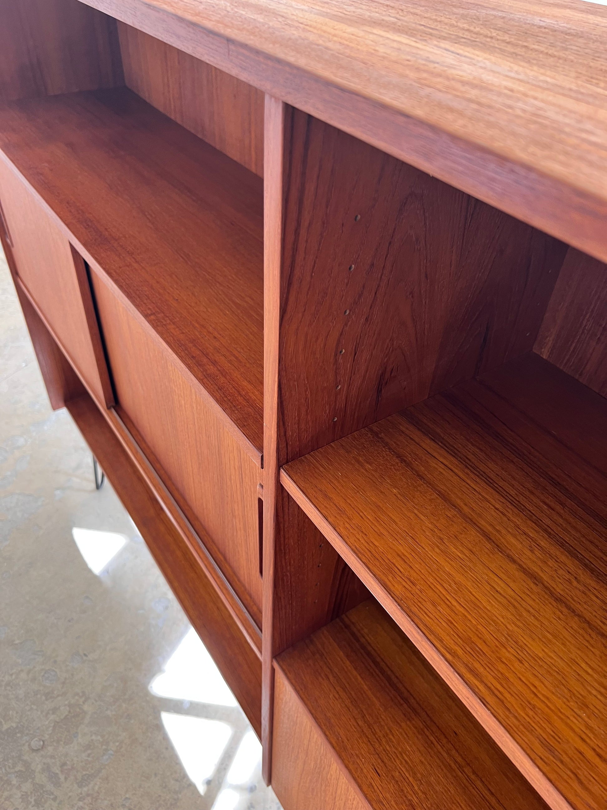 Vintage Regal auf Hairpinlegs aus Dänemark, Teak, Schiebetür und Fächer