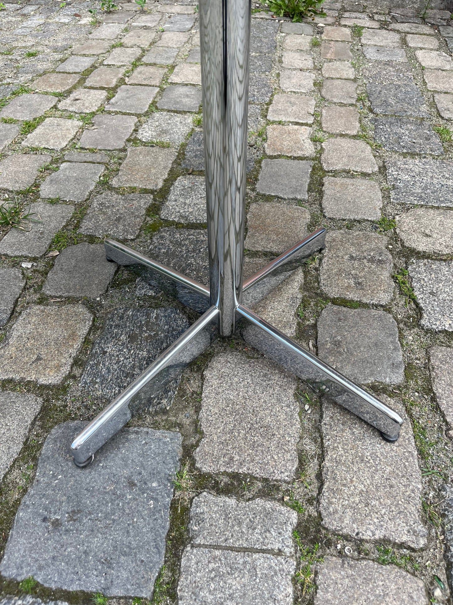 Table basse en linoléum noir chromé par Mauser