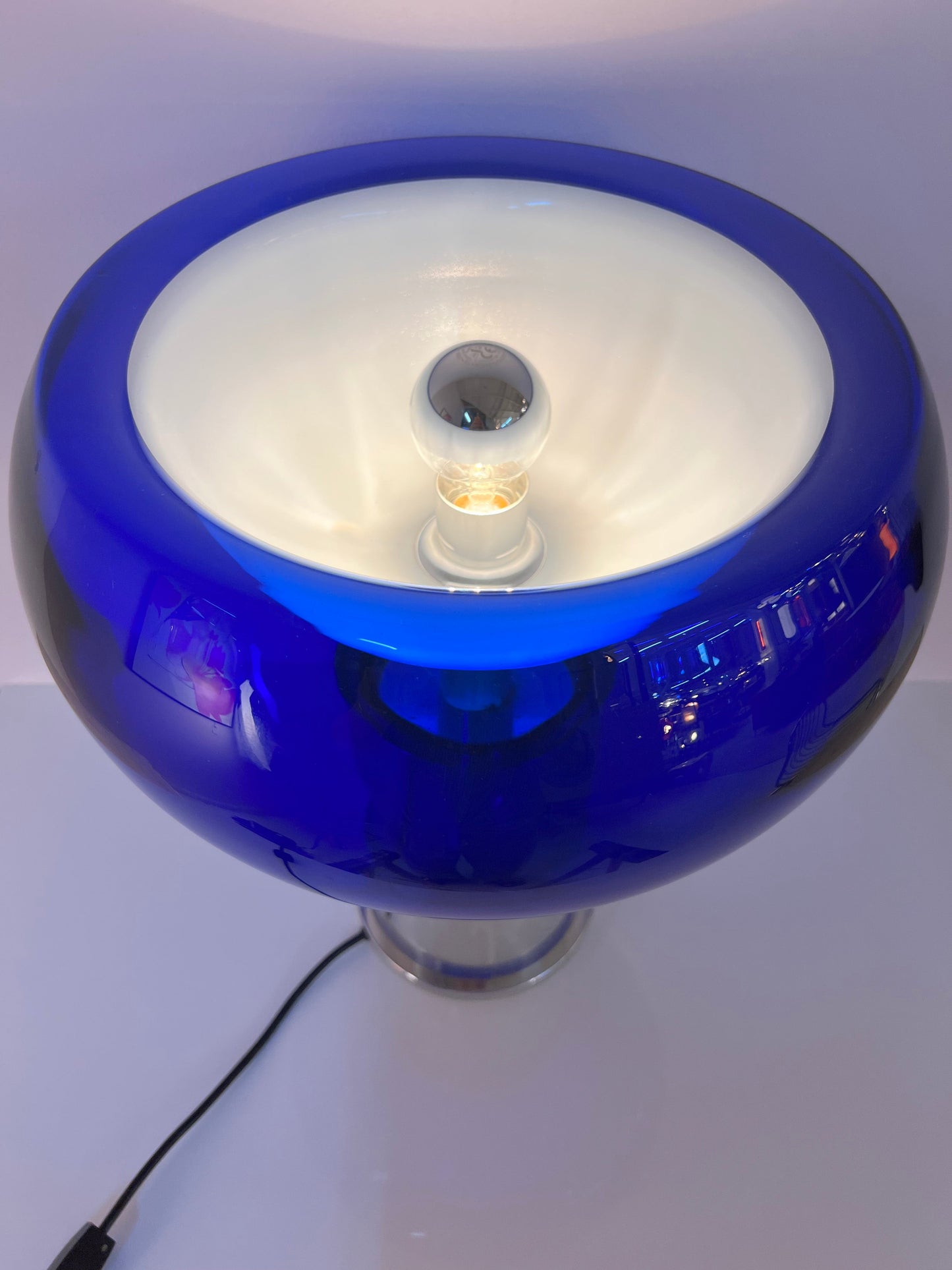 Vintage Tischlampe mit doppelwandigem Glasschirm in Königsblau von Doria
