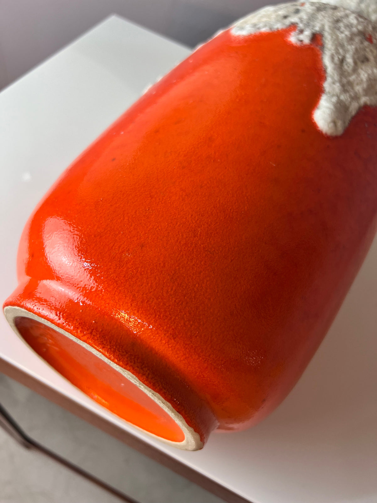 Vase vintage Fat Lava 1439/40 orange blanc par Uebelacker Keramik