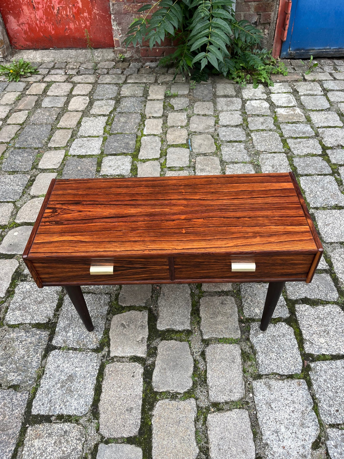 Buffet bas vintage en palissandre avec poignées en laiton