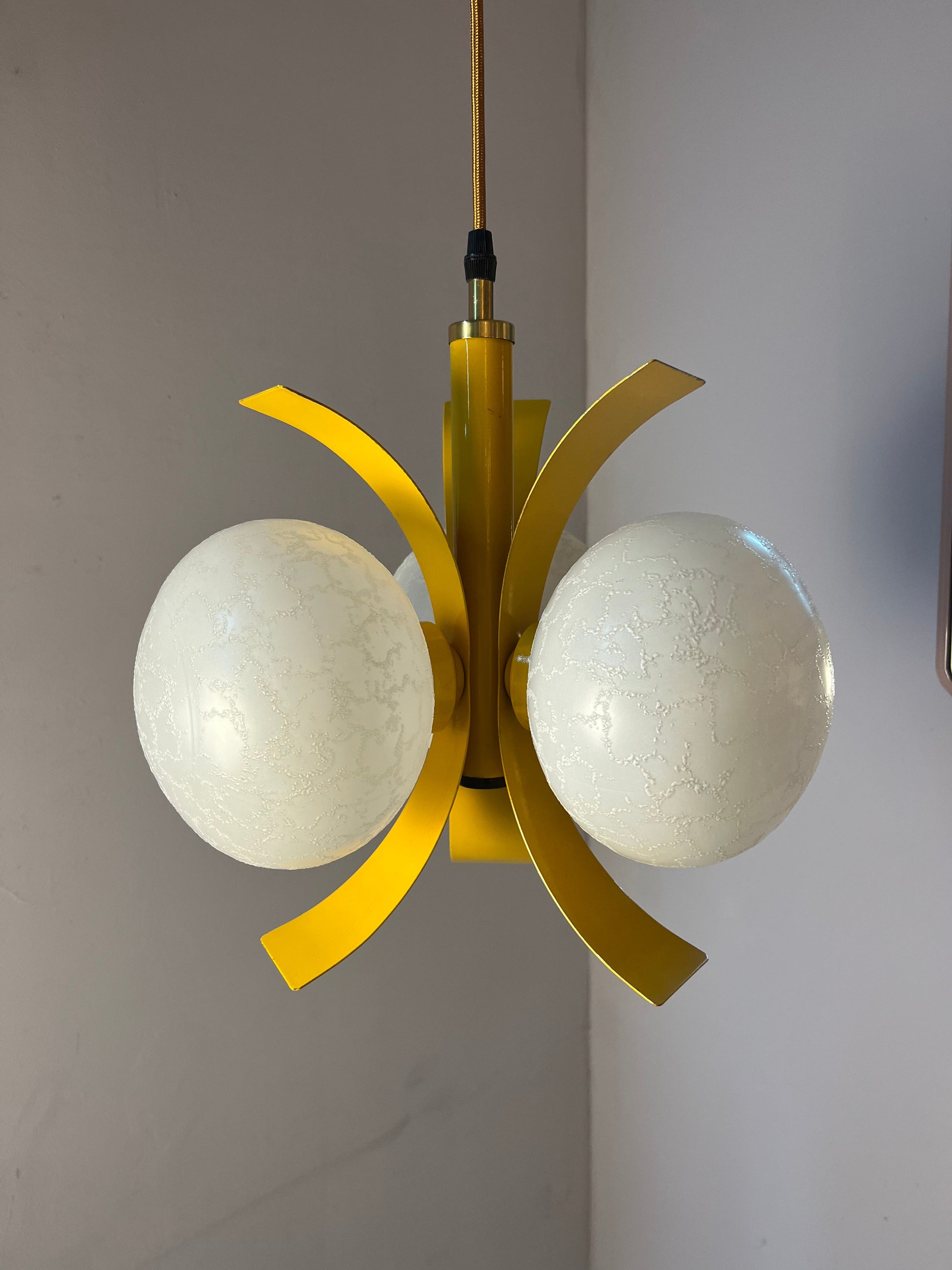 Vintage Hängelampe gelb weiß von Richard Essig für Pre-Loved ocker