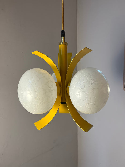 Vintage Hängelampe gelb weiß von Richard Essig für Pre-Loved ocker