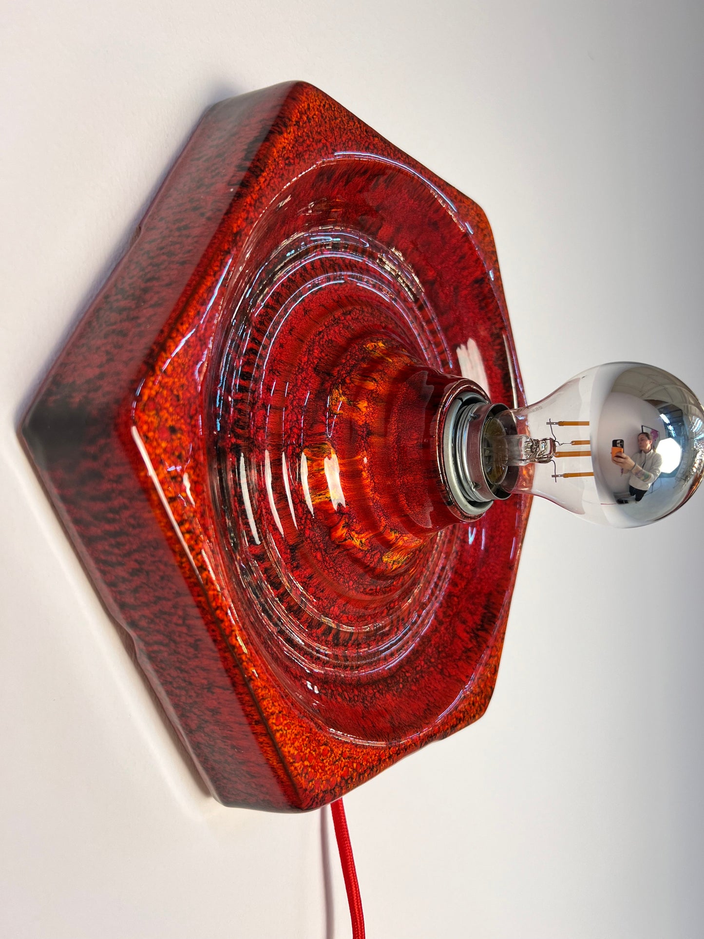 Vintage Wandlampe von Hustadt Leuchten, rote Keramik in Hexagon-Form