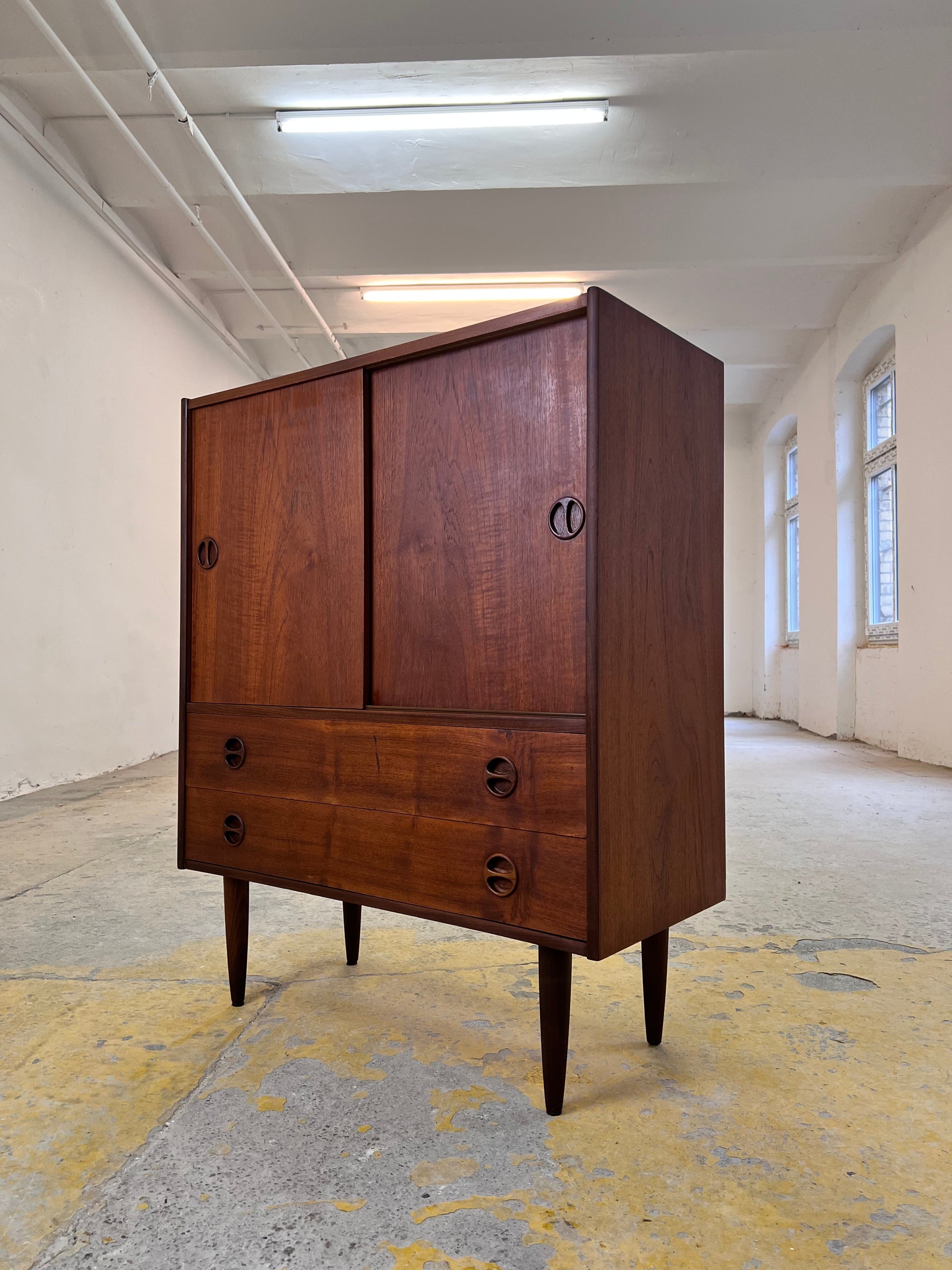 Vintage Schrank Teak aus Dänemark mit Schiebetüren und Schubladen, runde Griffmulden