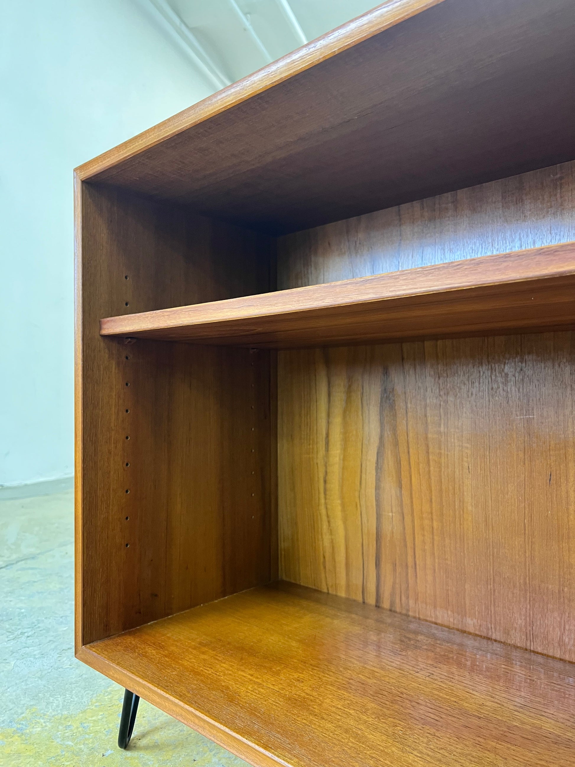 Vintage Regal Teak auf Hairpinlegs von rt Möbel