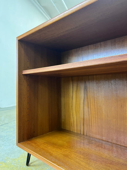 Vintage Regal Teak auf Hairpinlegs von rt Möbel