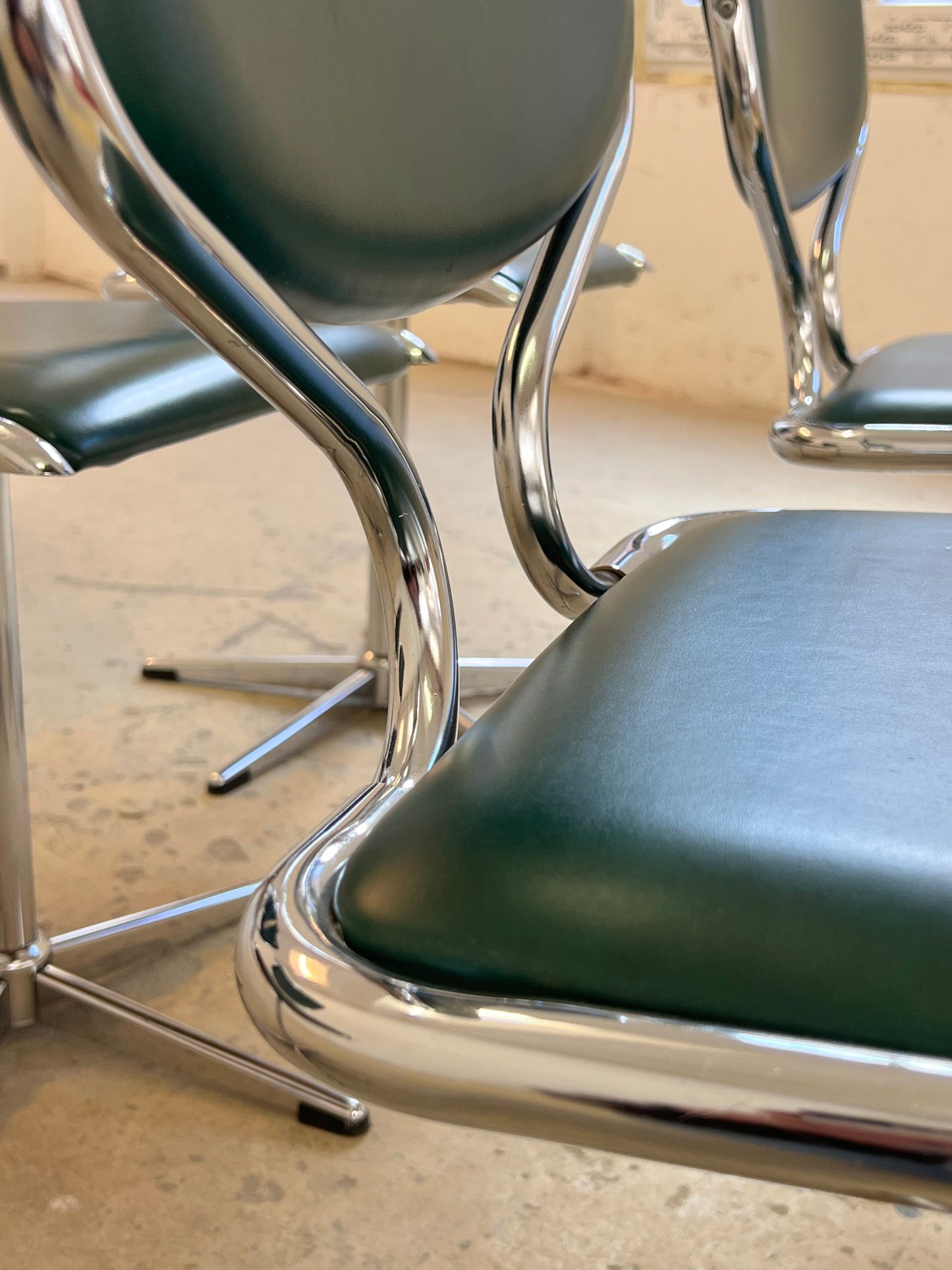 Vintage Drehstuhl grün Kunstleder Chrom drehbar