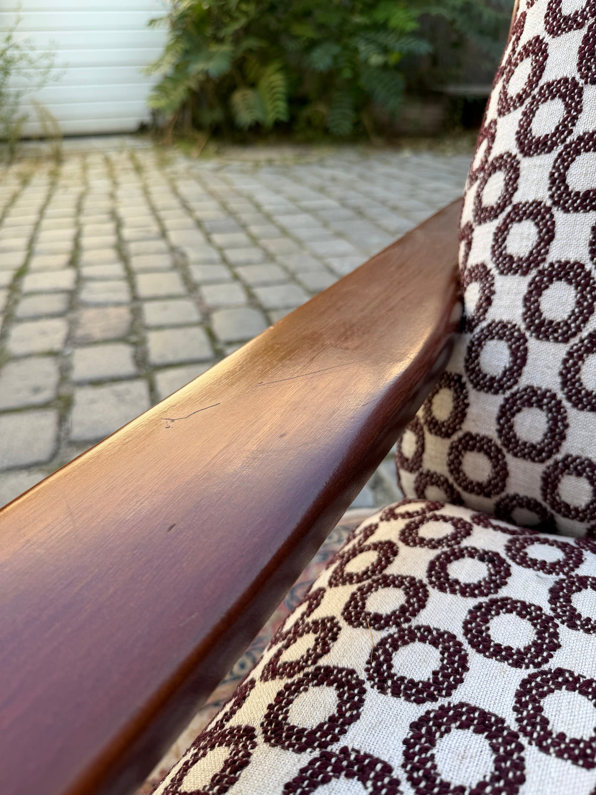 Sessel Mahagoni Brutalismus mit aubergine Kreismuster