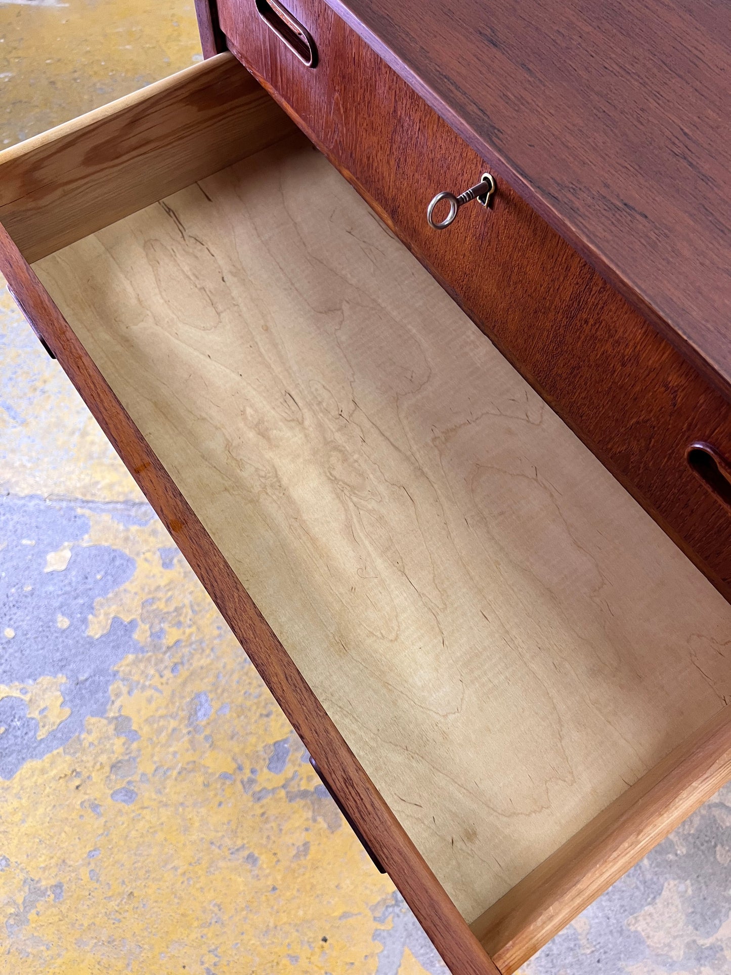 Vintage Kommode Teak mit Schloss aus Dänemark