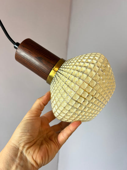 Lampe suspendue vintage en verre structuré et teck du Danemark