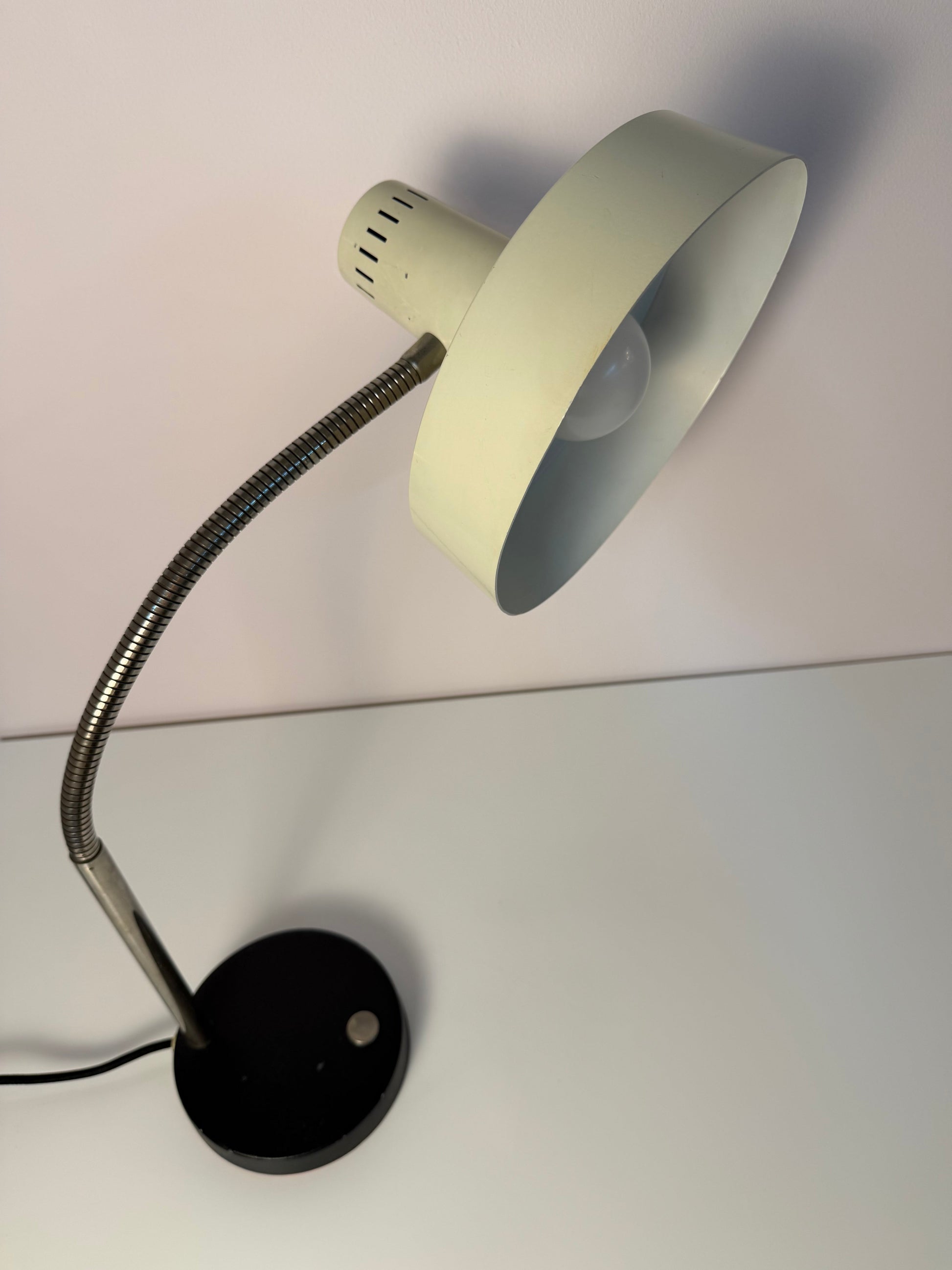 Vintage Schreibtischlampe altweiß mit beweglichem Arm, Deutschland 50er