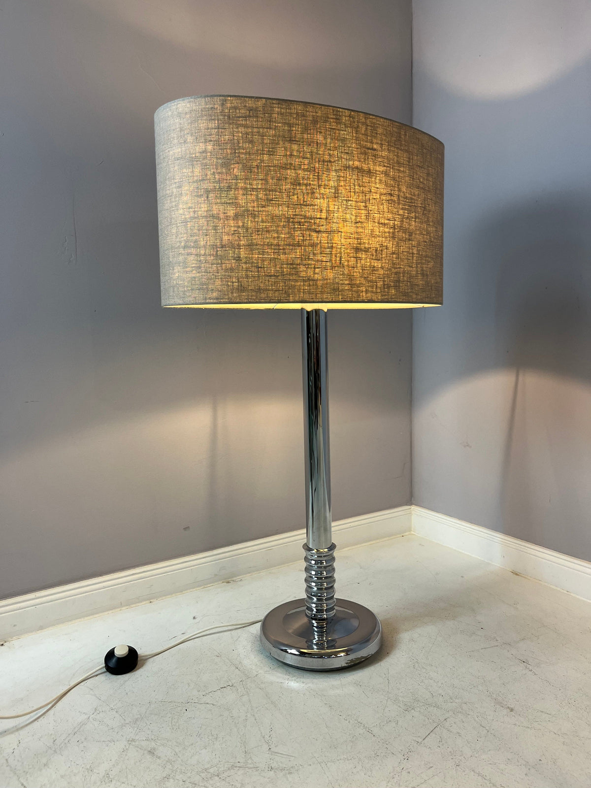 Stehlampe Chrom mit grauem Schirm