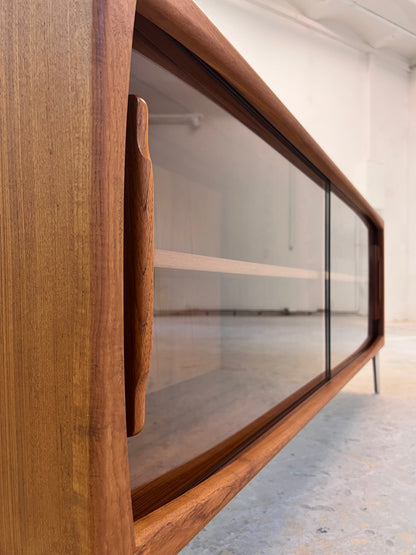 Vintage Sideboard Vitrine Teak mit Chromfüßen von Dyrlund
