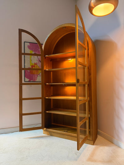 Rundbogen Vitrine Teak mit Beleuchtung von Dyrlund