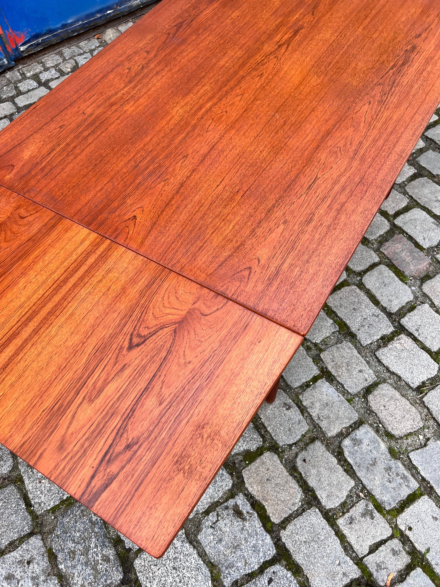 Esstisch Teak ausziehbar trapezförmige Tischblätter