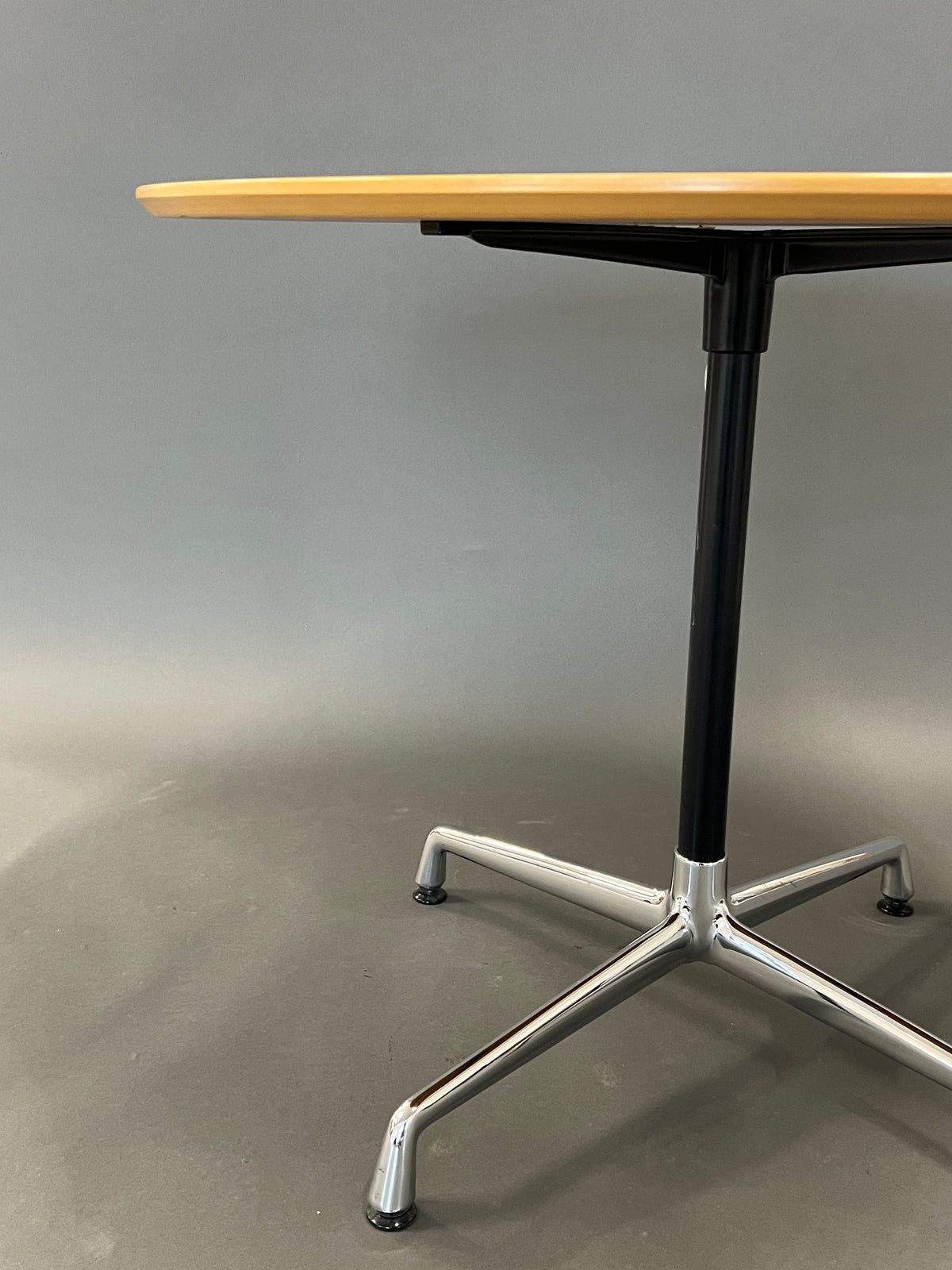 Runder Tisch Contract von Ray und Charles Eames von Vitra rund 80cm