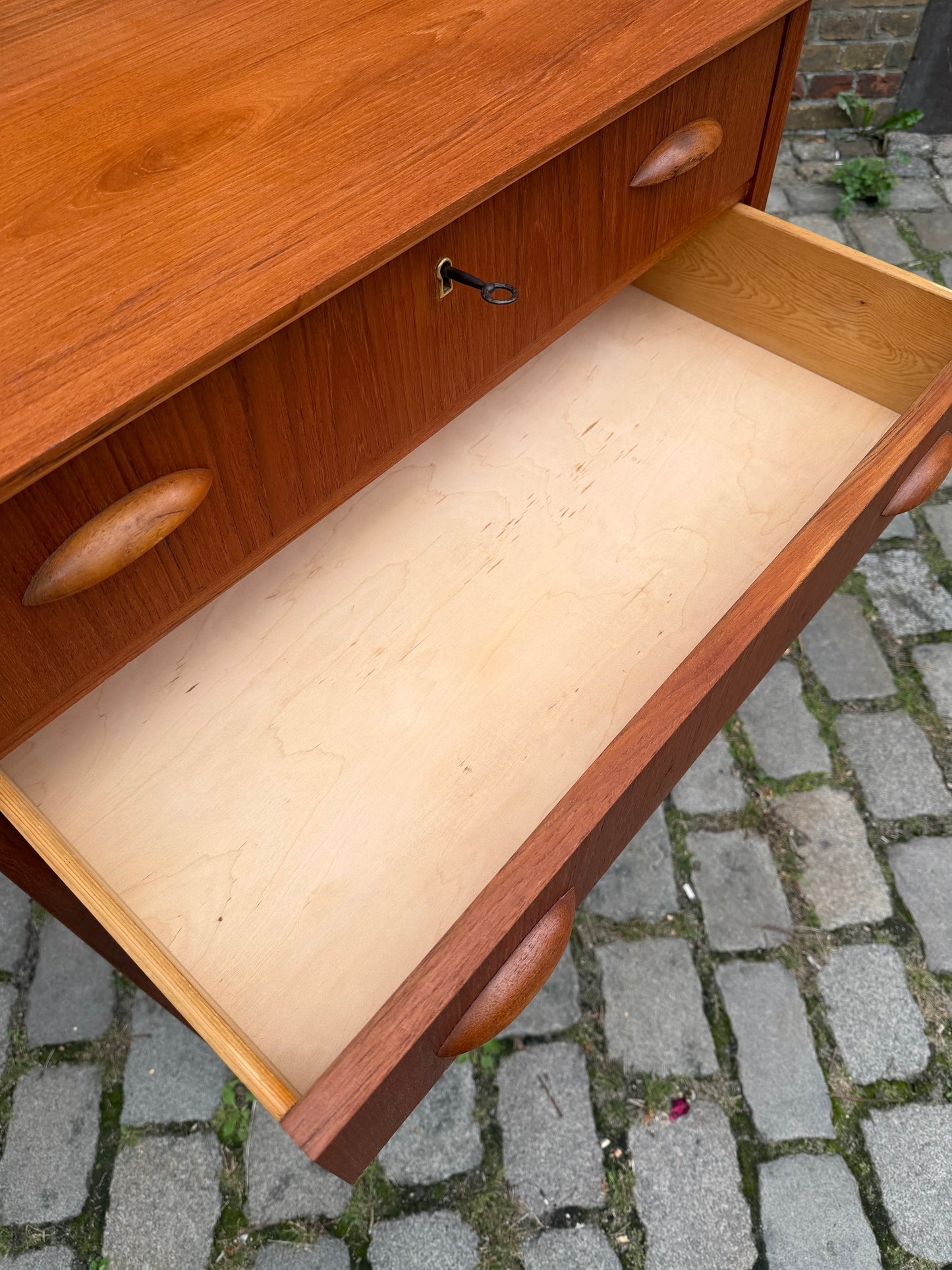 Vintage Kommode Teak mit Muschelgriffen und Schloss aus Dänemark