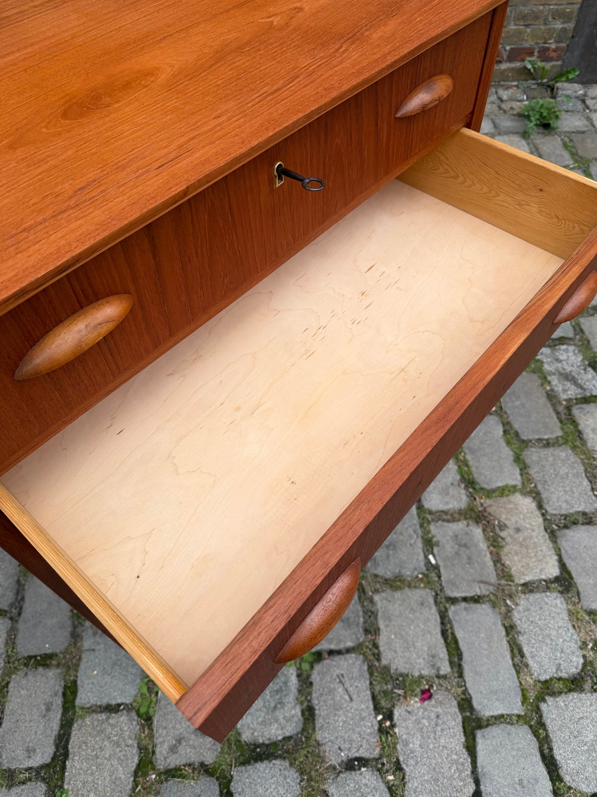 Vintage Kommode Teak mit Muschelgriffen und Schloss aus Dänemark