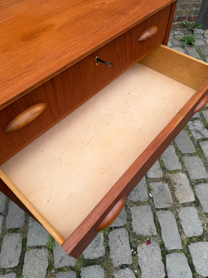 Vintage Kommode Teak mit Muschelgriffen und Schloss aus Dänemark