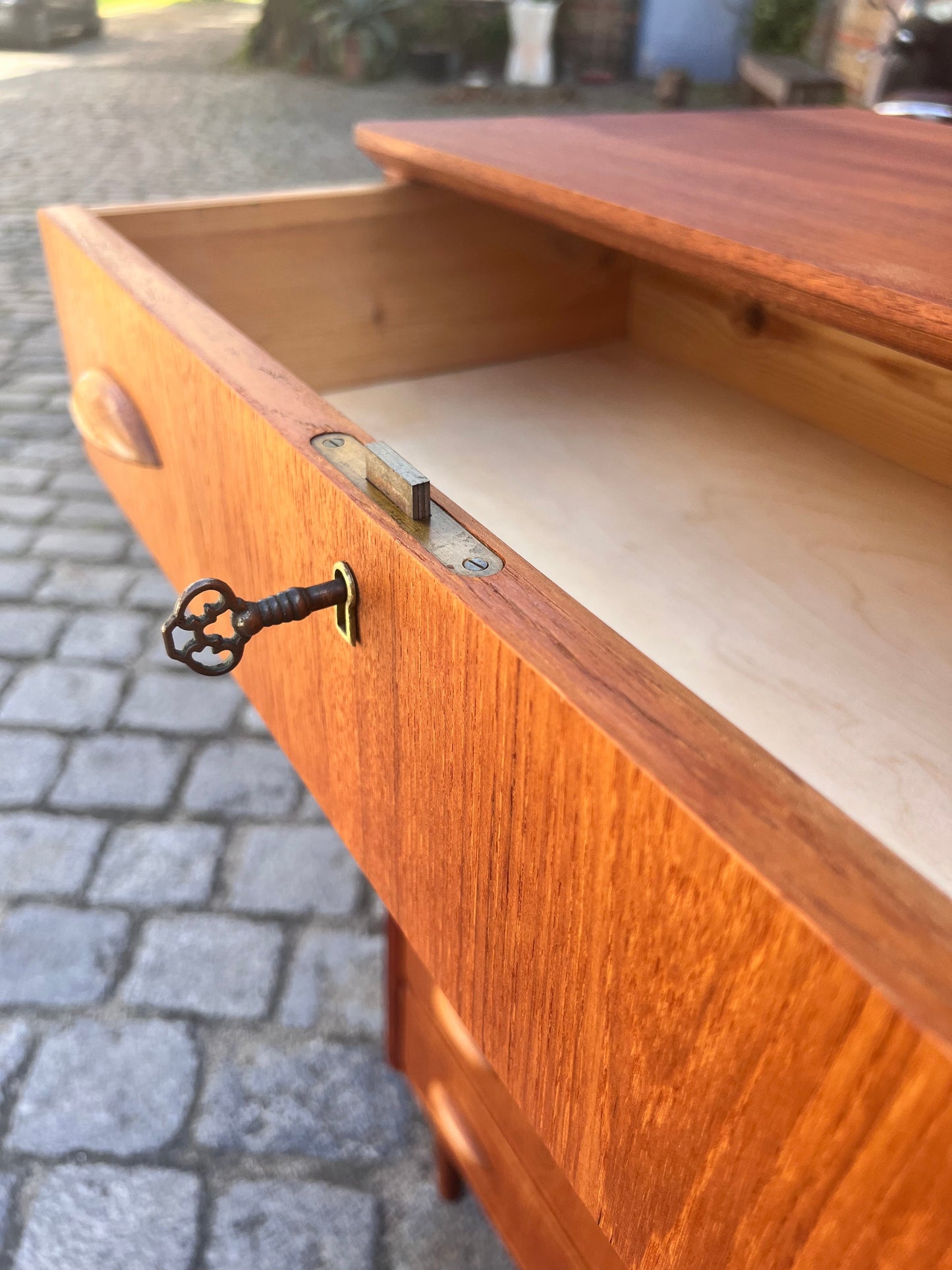 Vintage Teak Kommode mit Muschelgriffen aus Dänemark, 60er Jahre