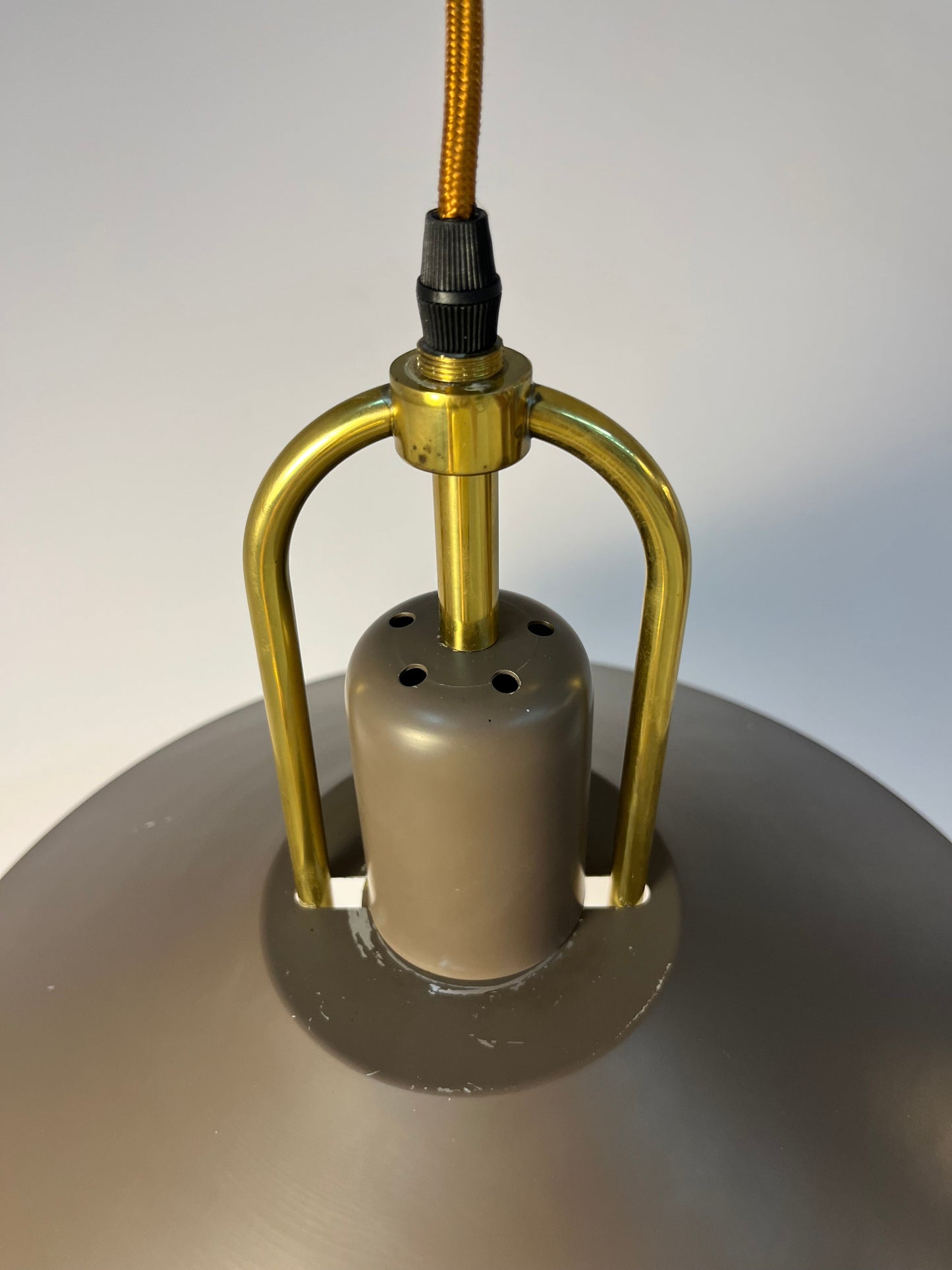 Vintage Hängelampe braun mit Messingbügel von Belid