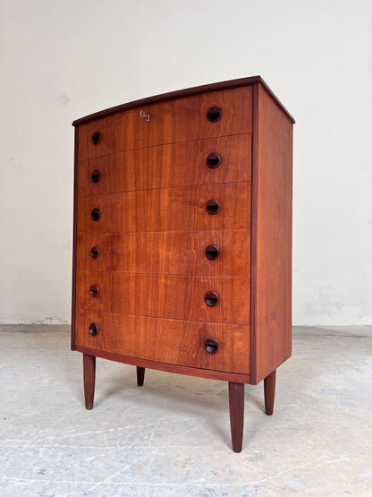 Vintage Halbrunde Kommode aus Teak mit runden Griffen und Schloss aus Dänemark