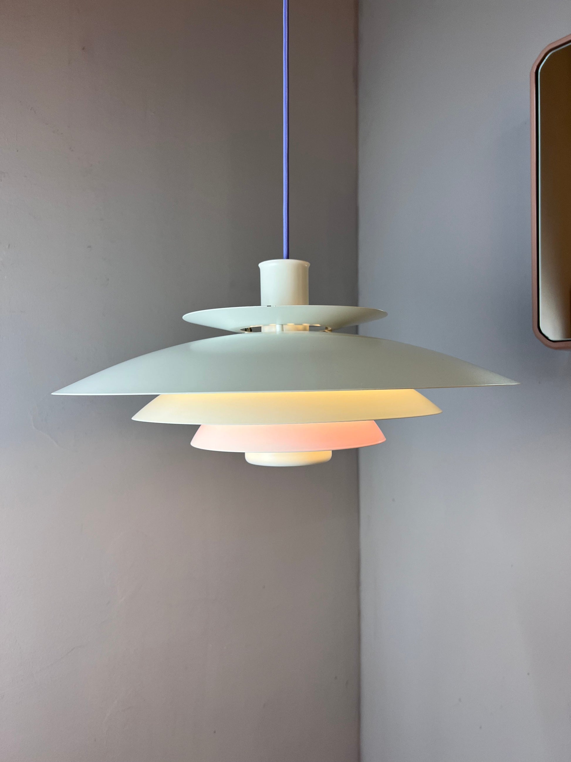 Vintage Lamellenlampe weiß lila von Formlight