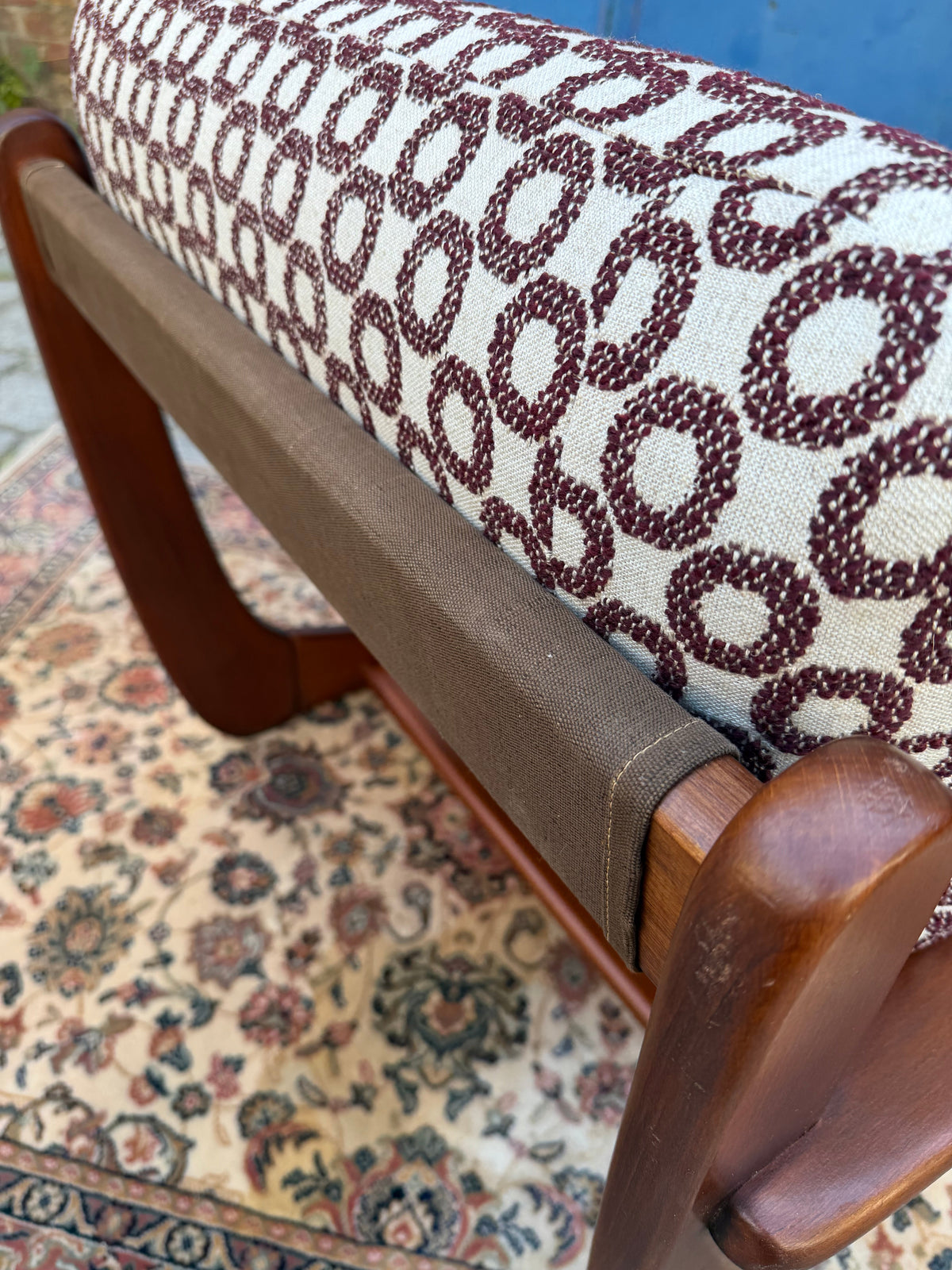 Sessel Mahagoni Brutalismus mit aubergine Kreismuster