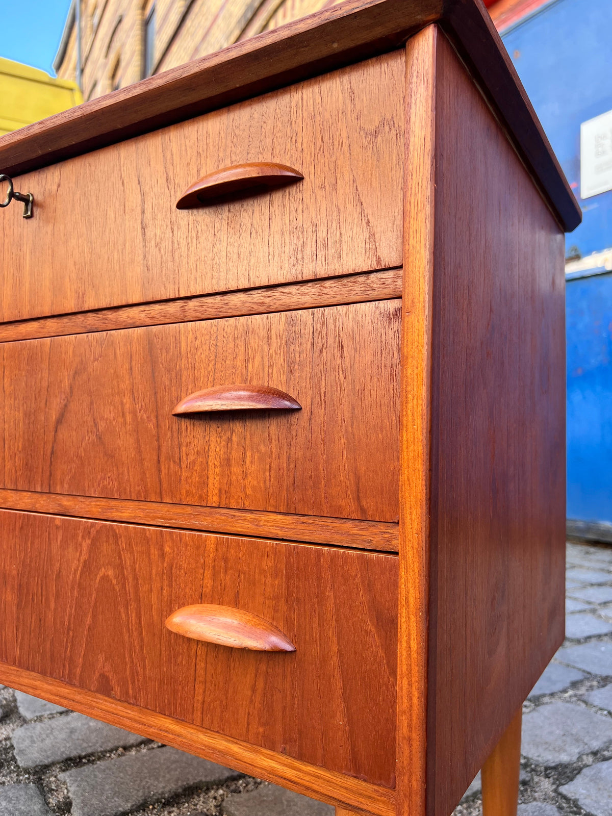Vintage Kommode Muschelgriffe und Schloss Teak Dänemark