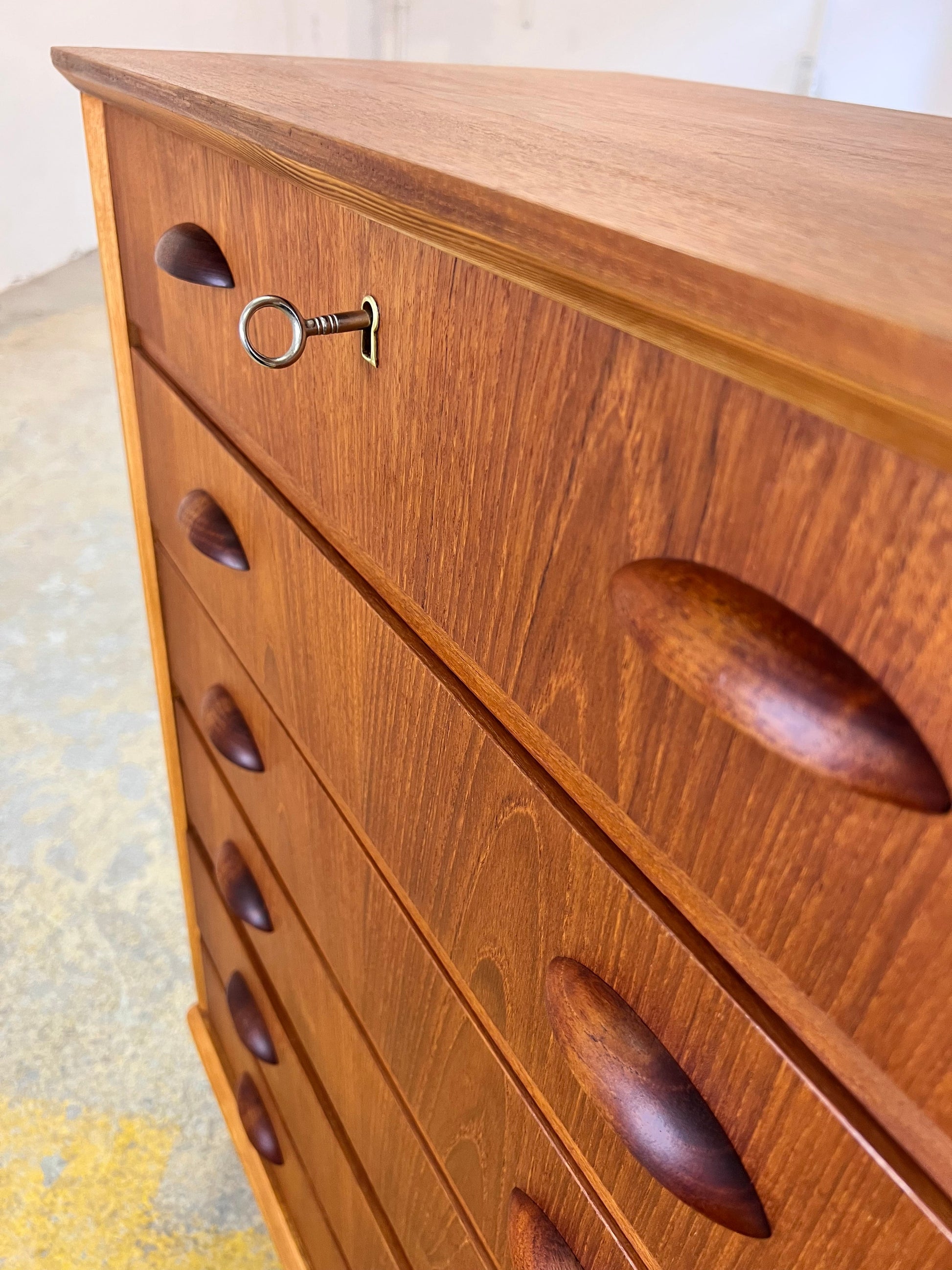 Vintage Kommode Teak mit Muschelgriffen