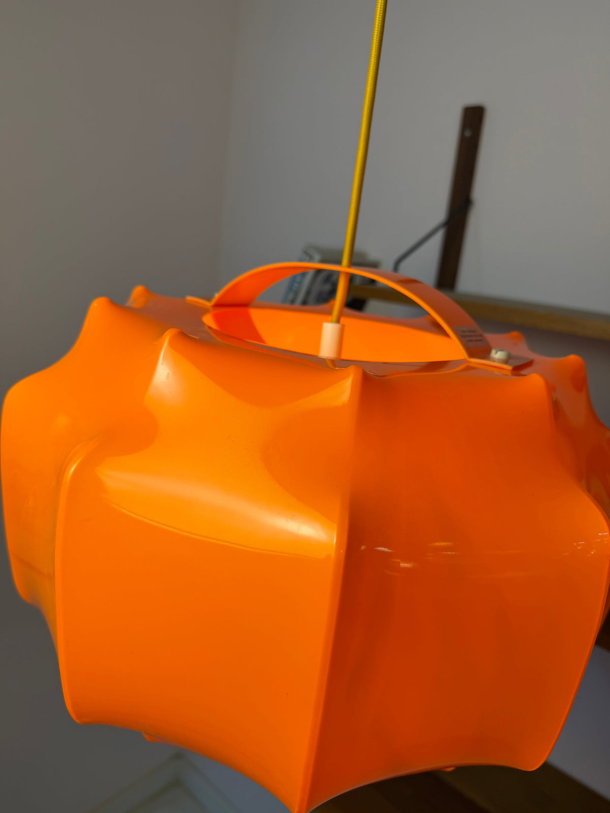 Hängeleuchte Space Age von Ilka Plast, Orange mit gelbem Kabel