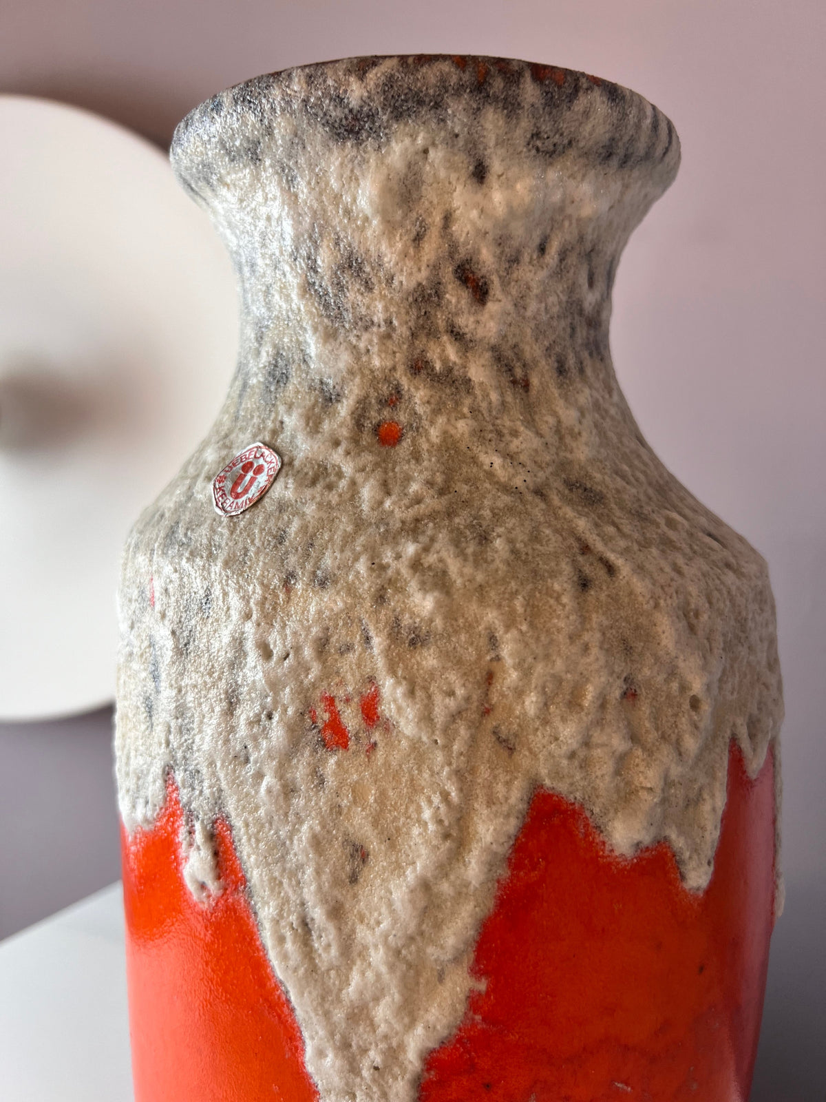 Vase vintage Fat Lava 1439/40 orange blanc par Uebelacker Keramik