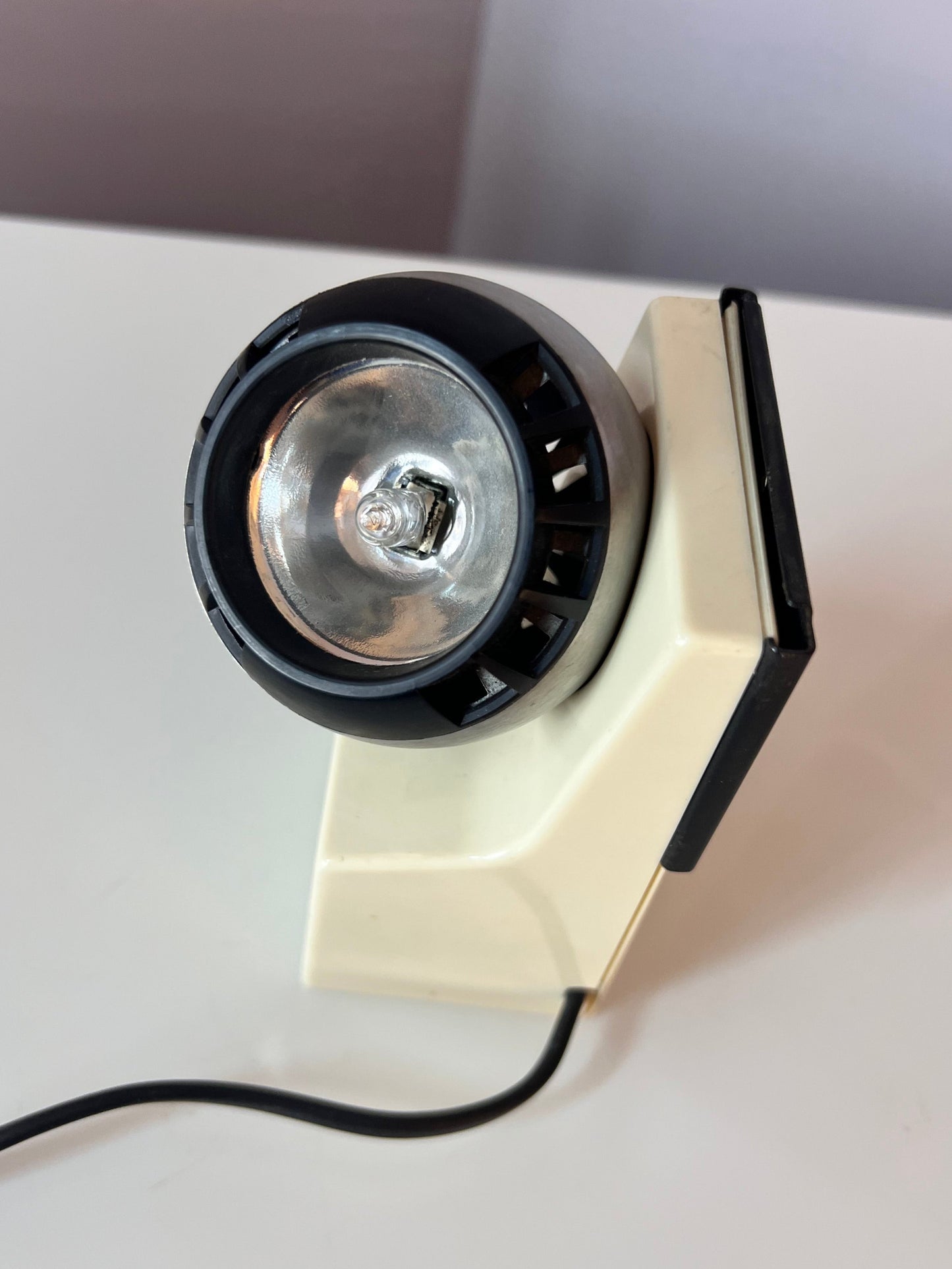 Tischlampe weiß silber mit Kugelkopf von Osram