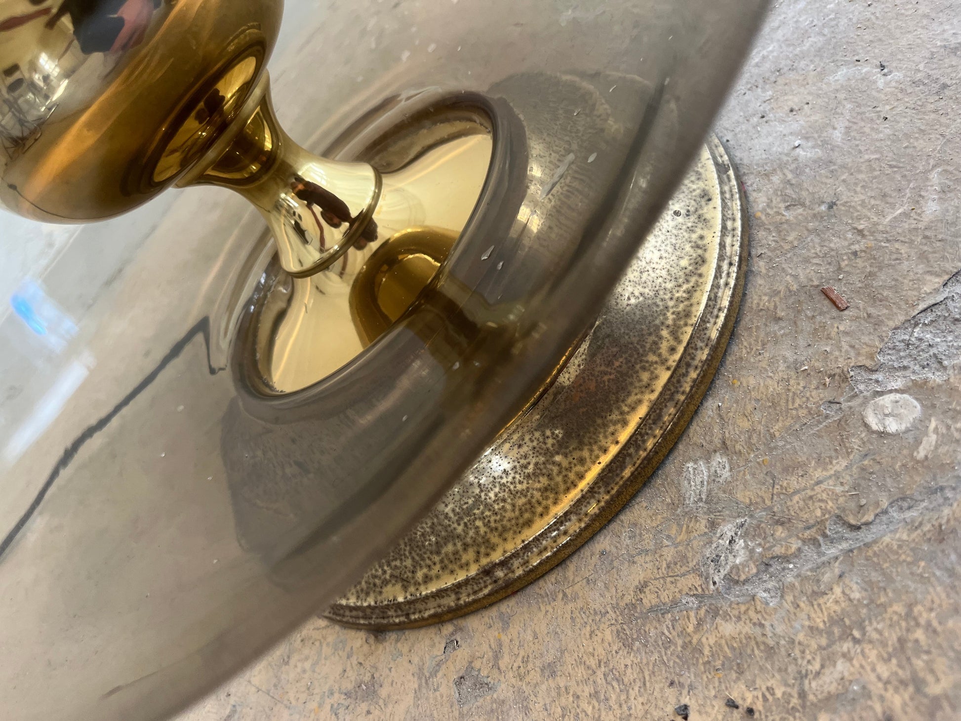 Vintage Stehlampe mit Rauchglasfuß und floralem Schirm