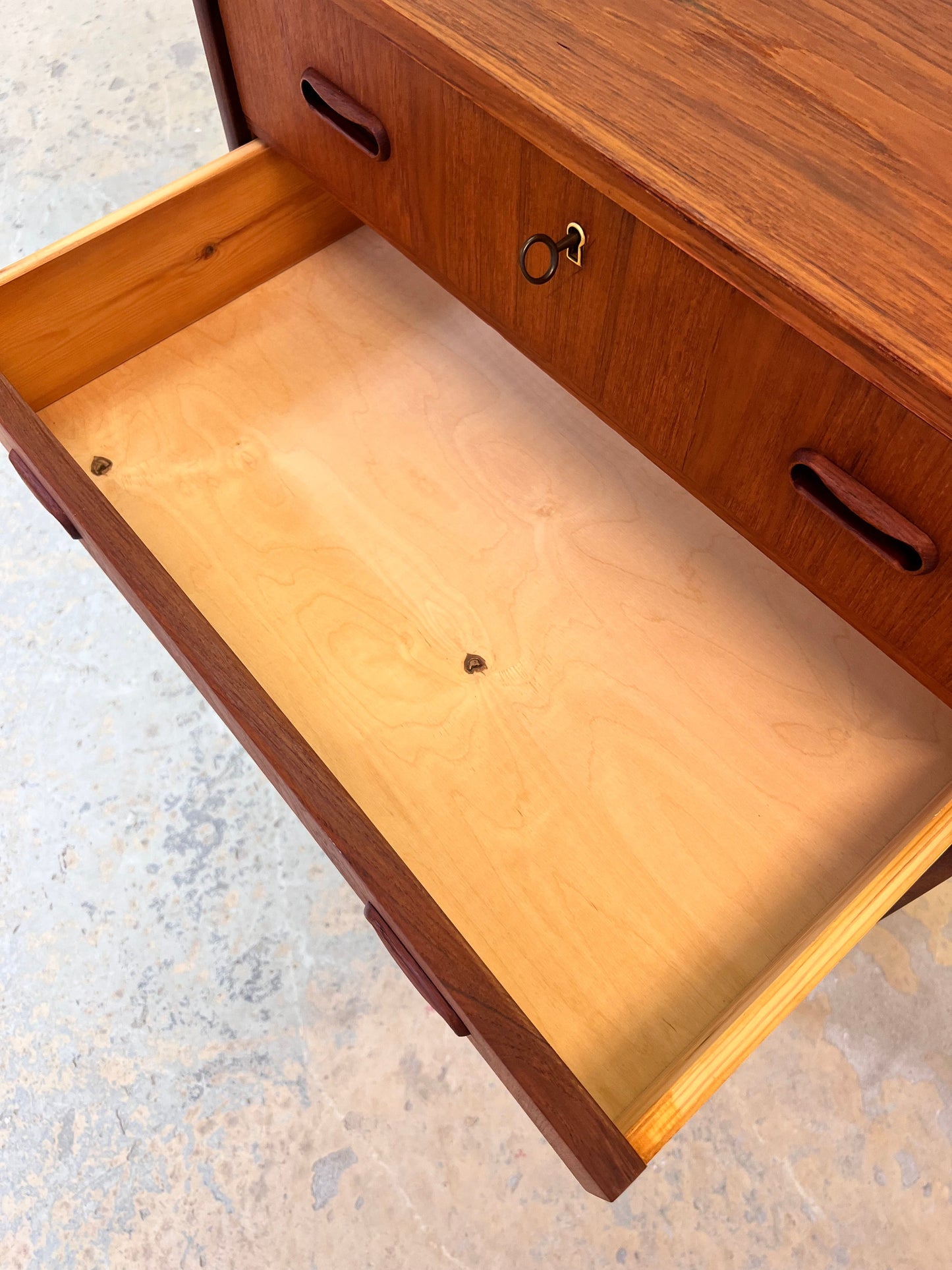 Vintage Kommode Teak mit Schloss aus Dänemark