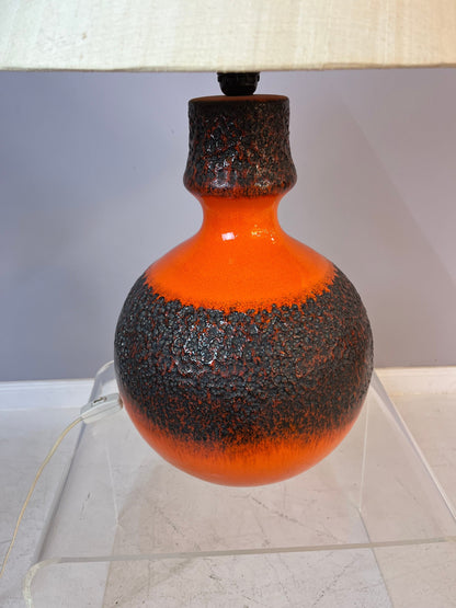 Lampe de table vintage Fat Lava avec abat-jour en soie naturelle orange marron par JASBA