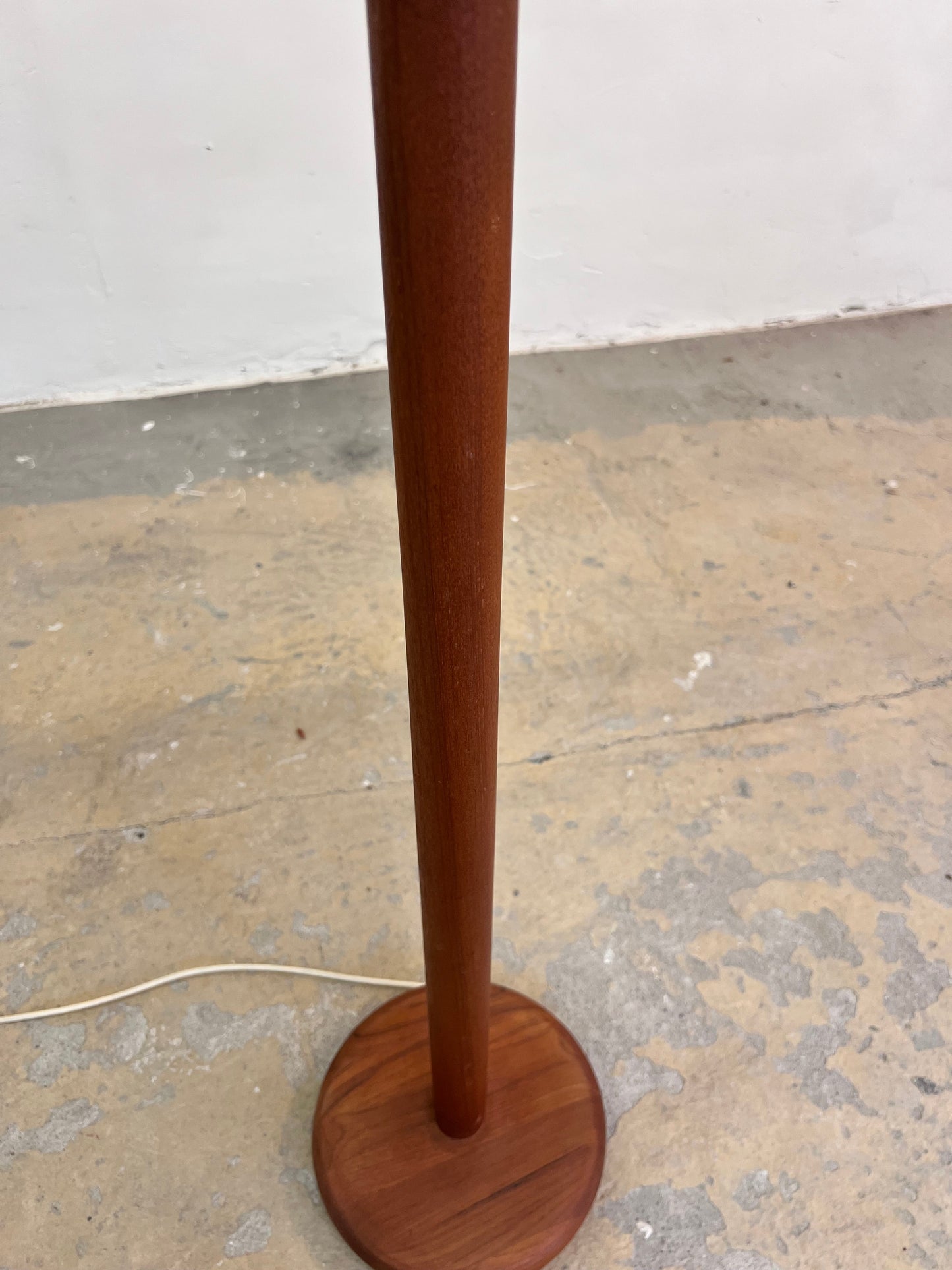 Vintage Stehlampe Teak mit verziertem Stoffschirm aus Dänemark