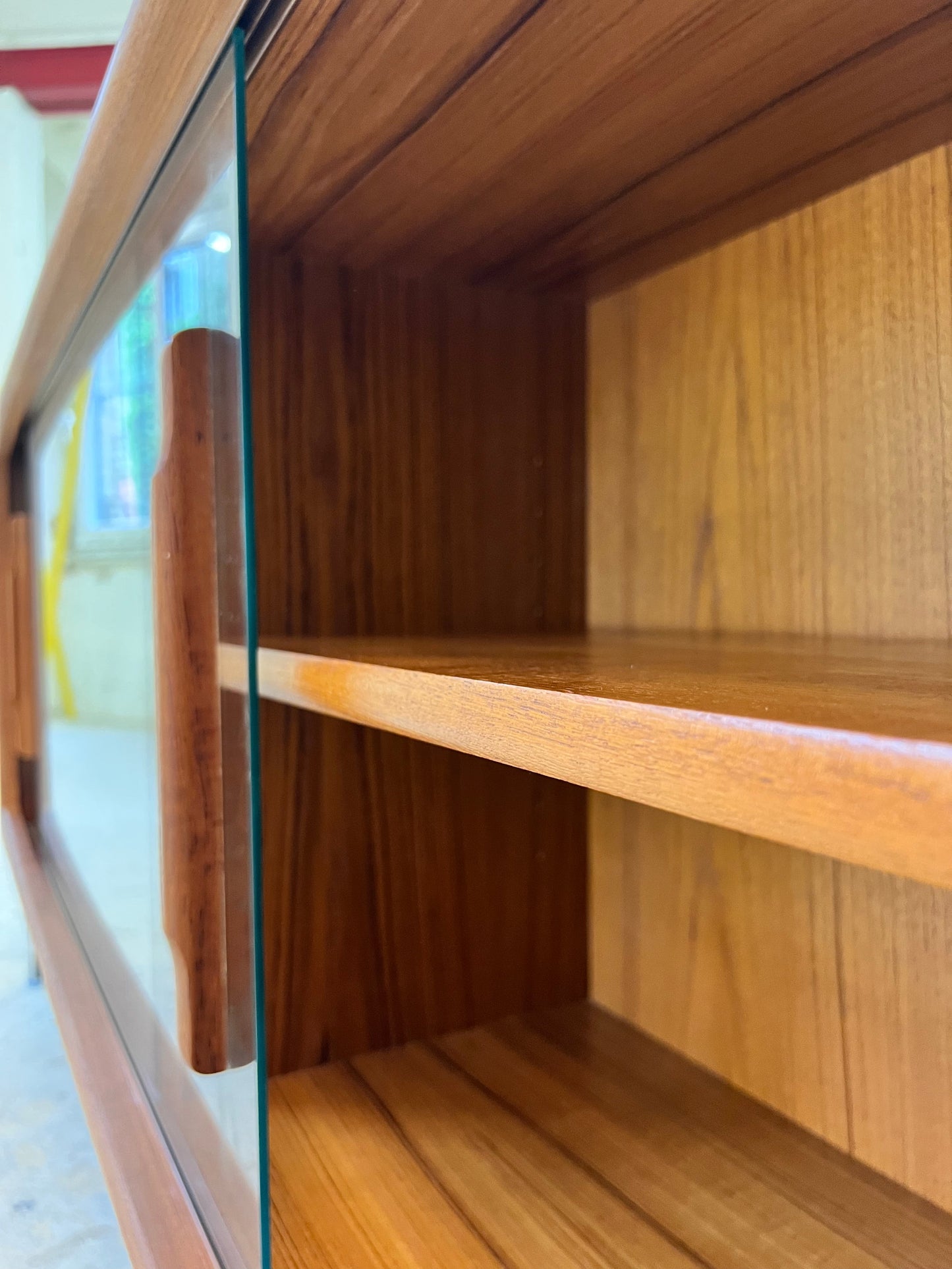 Vintage Sideboard Vitrine Teak mit Chromfüßen von Dyrlund