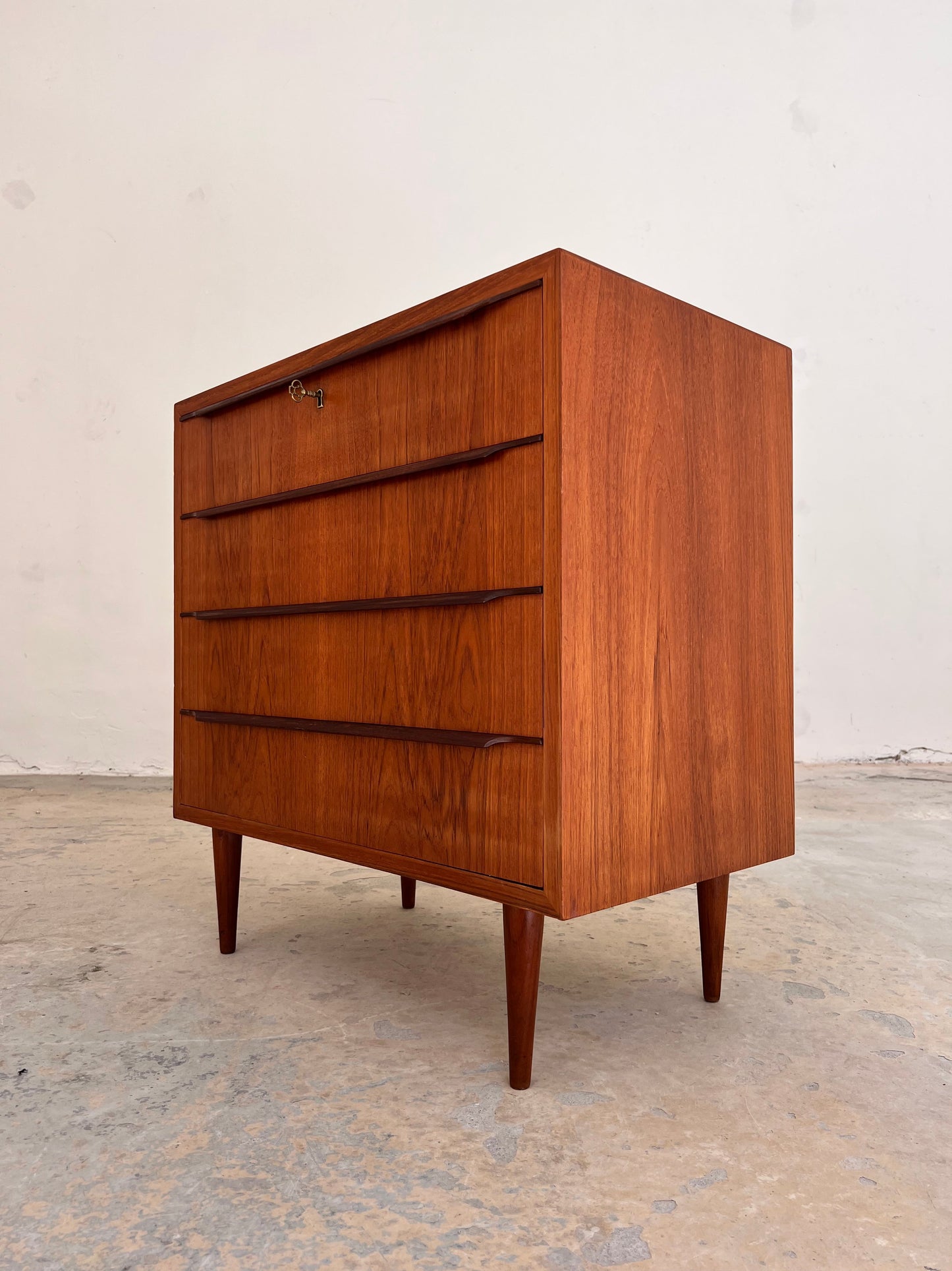 Vintage Kommode aus Teak mit durchgehenden Griffen und Schloss aus Dänemark