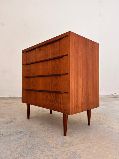 Vintage Kommode aus Teak mit durchgehenden Griffen und Schloss aus Dänemark