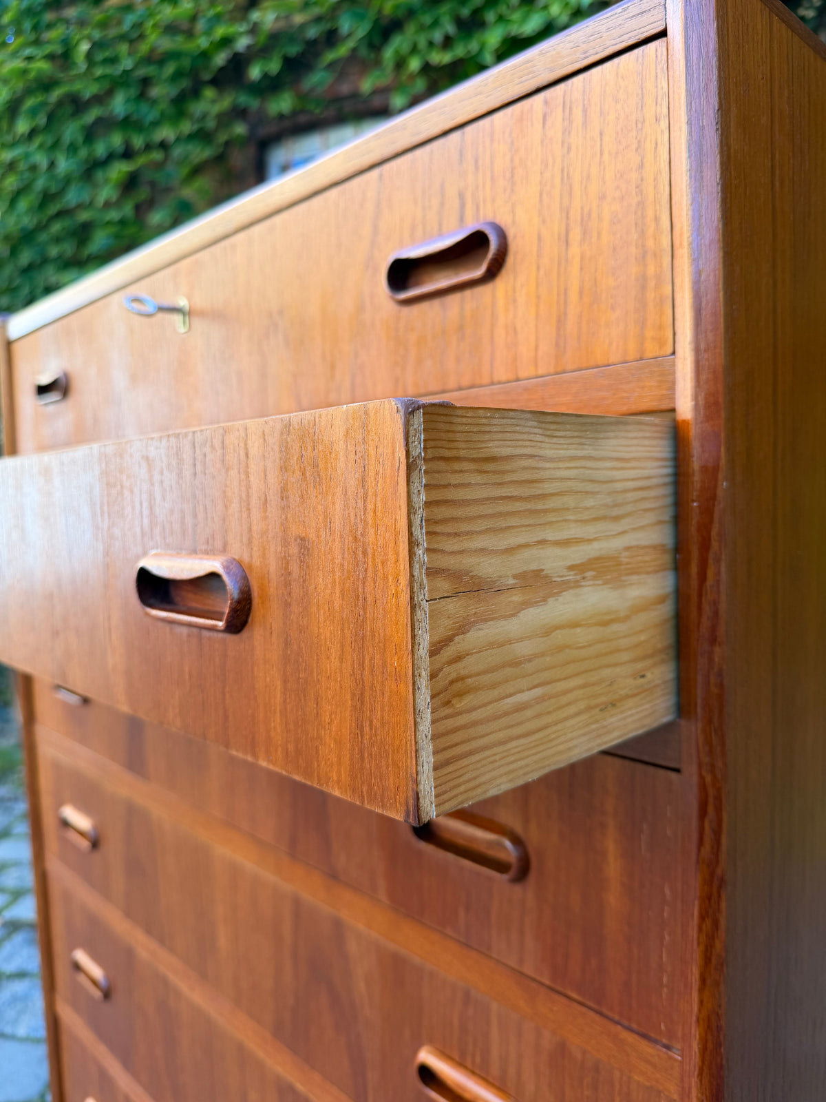 Teak Kommode mit Griffmulden und Schloss aus Dänemark