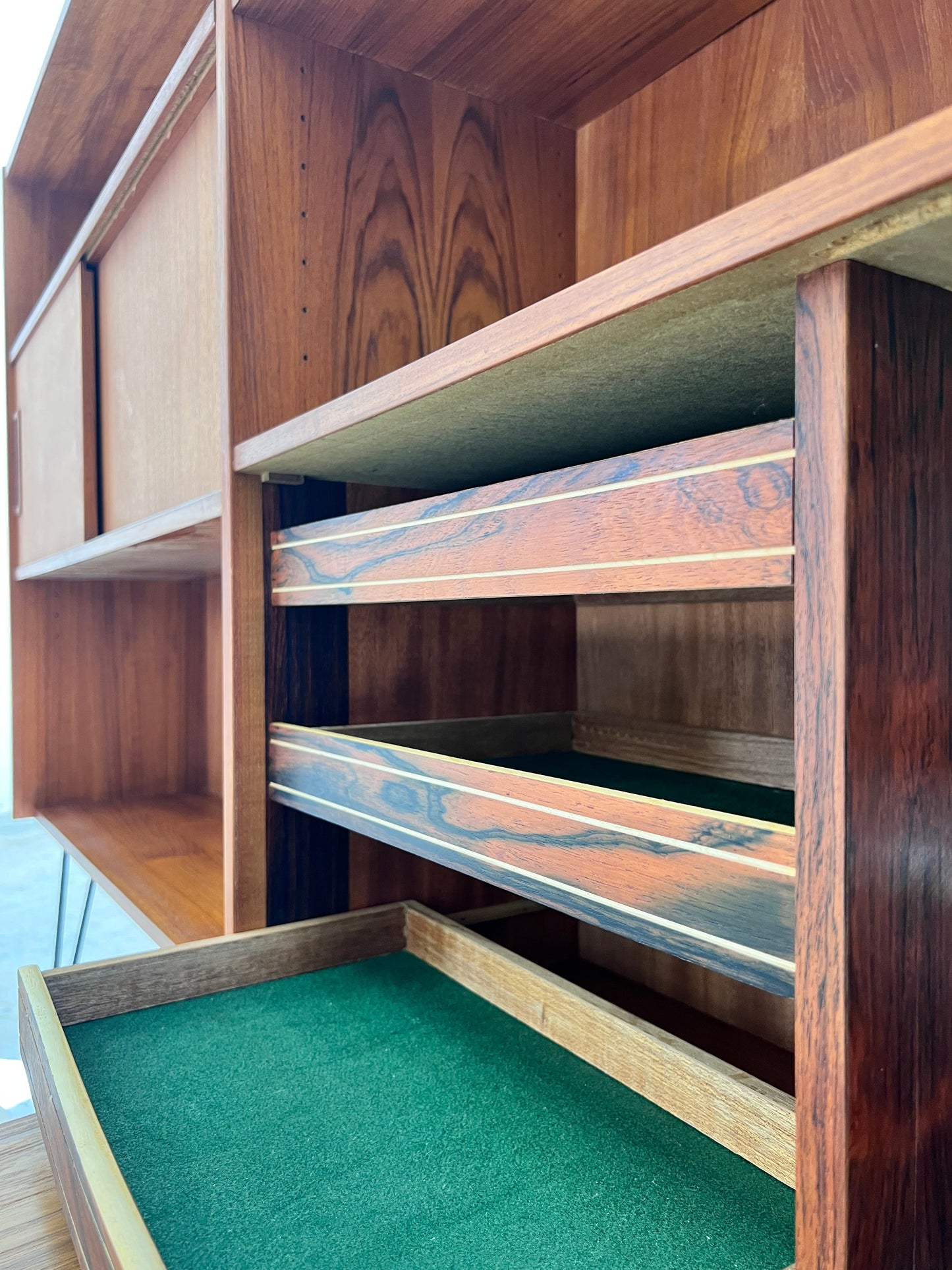 Vintage Regal auf Hairpinlegs aus Dänemark, Teak, Schiebetür und Fächer