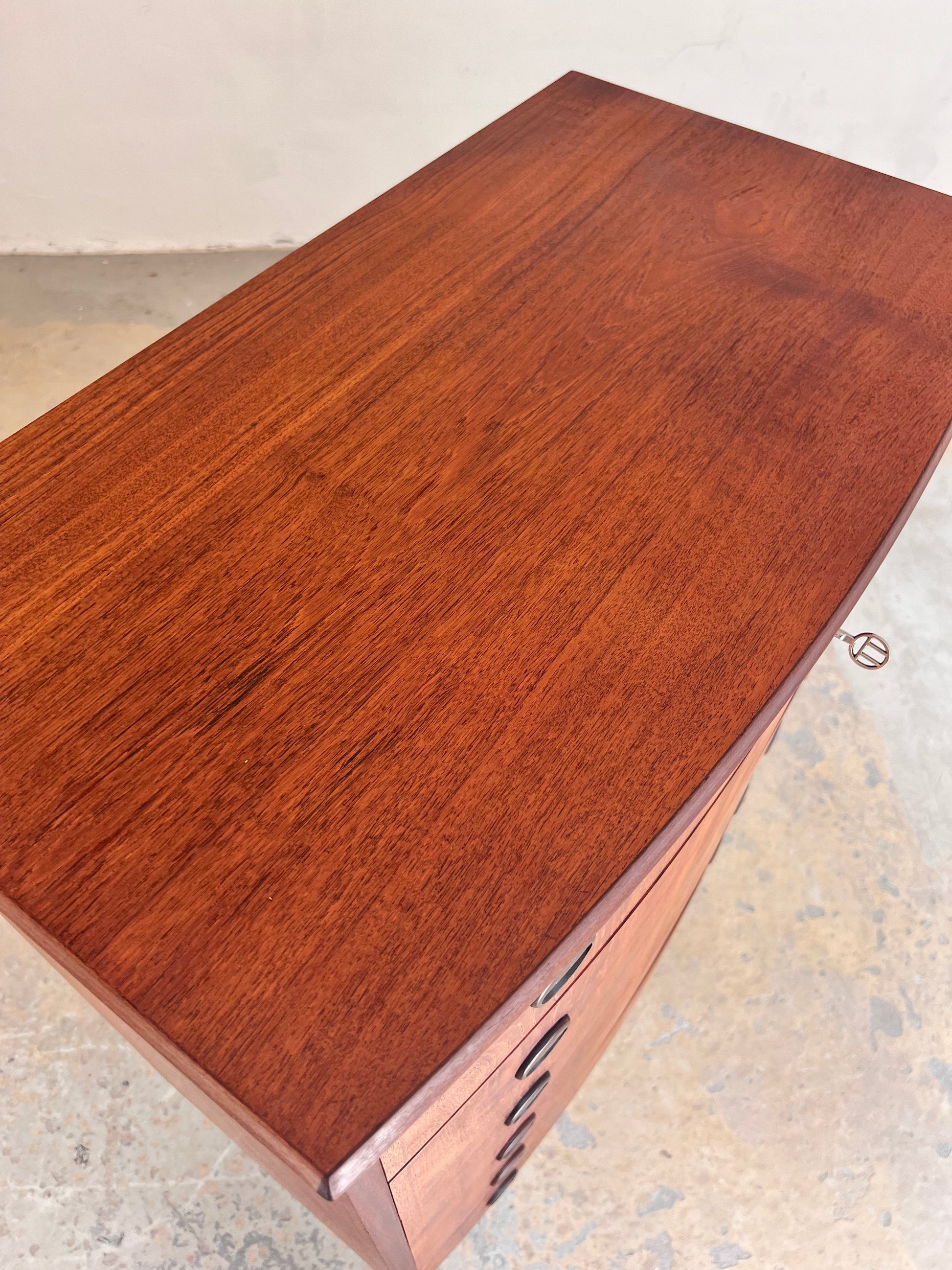 Vintage Halbrunde Kommode aus Teak mit runden Griffen und Schloss aus Dänemark