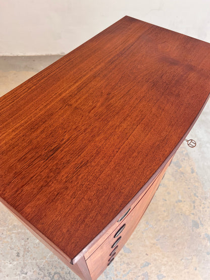 Vintage Halbrunde Kommode aus Teak mit runden Griffen und Schloss aus Dänemark