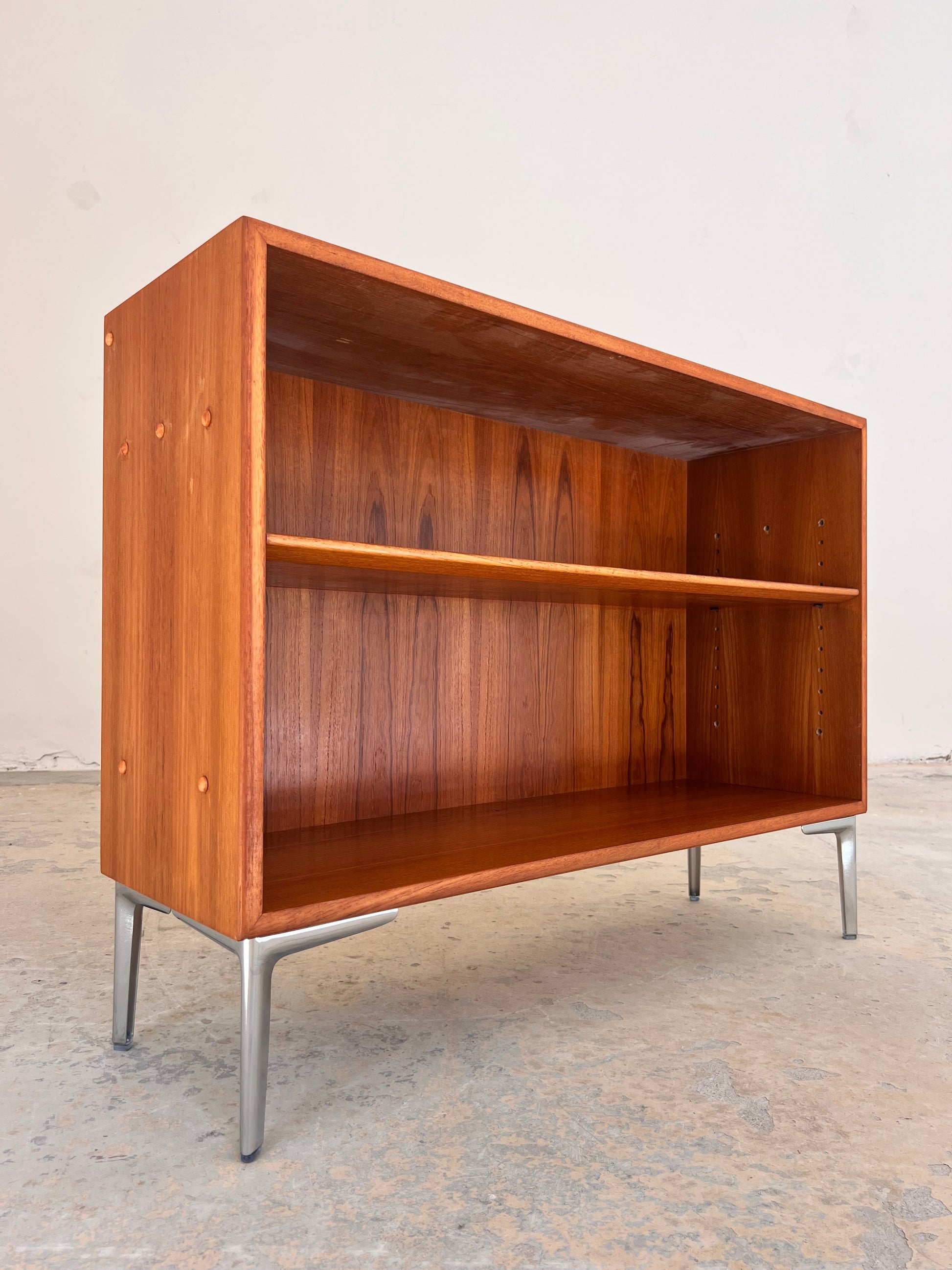 Vintage Teak Regal mit neuen Chromfüßen von Søborg Møbelfabrik