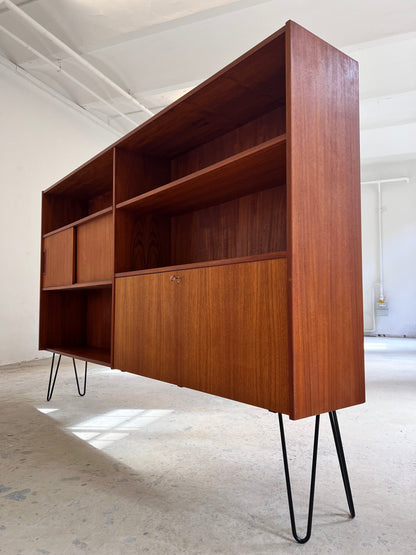 Vintage Regal auf Hairpinlegs aus Dänemark, Teak, Schiebetür und Fächer