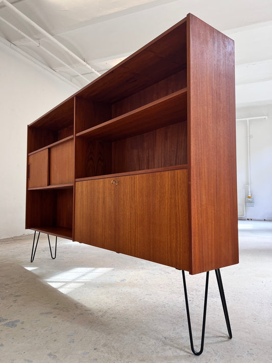 Vintage Regal auf Hairpinlegs aus Dänemark, Teak, Schiebetür und Fächer