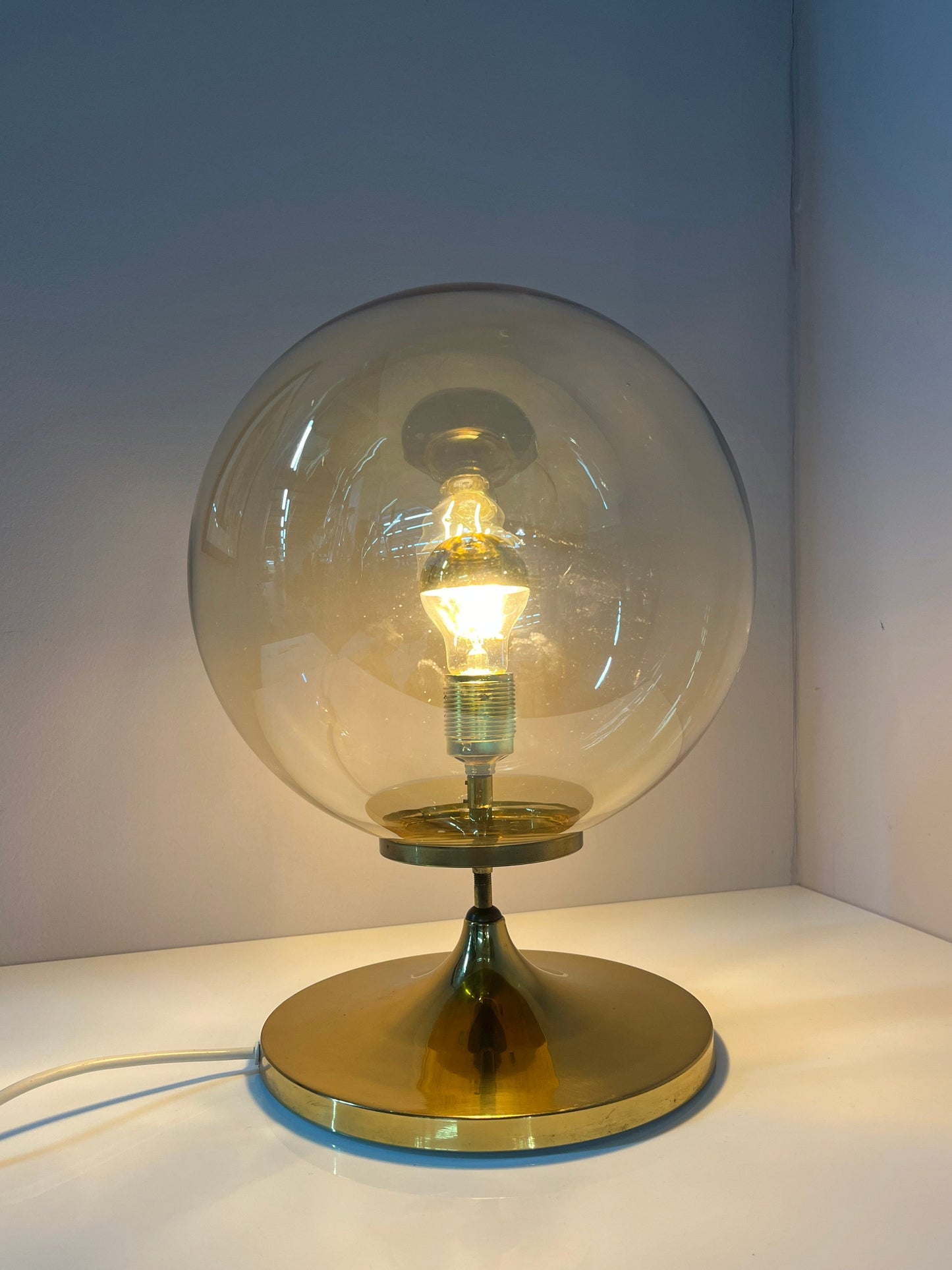 Vintage Tischlampe mit Glaskugel und Messingfuß
